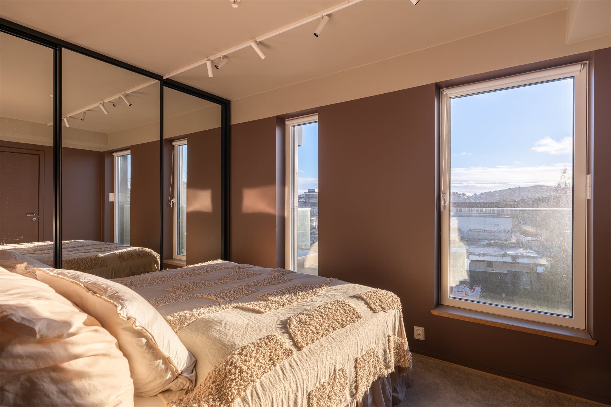 Hovedsoverommet har god plass til dobbeltseng og en stor garderobeløsning.