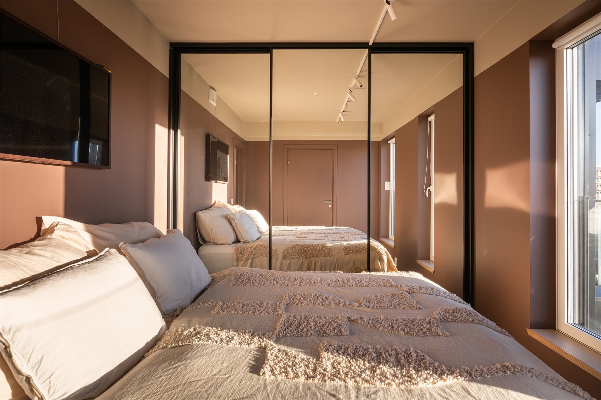 Garderoben med speilfronter bidrar til en god romfølelse.