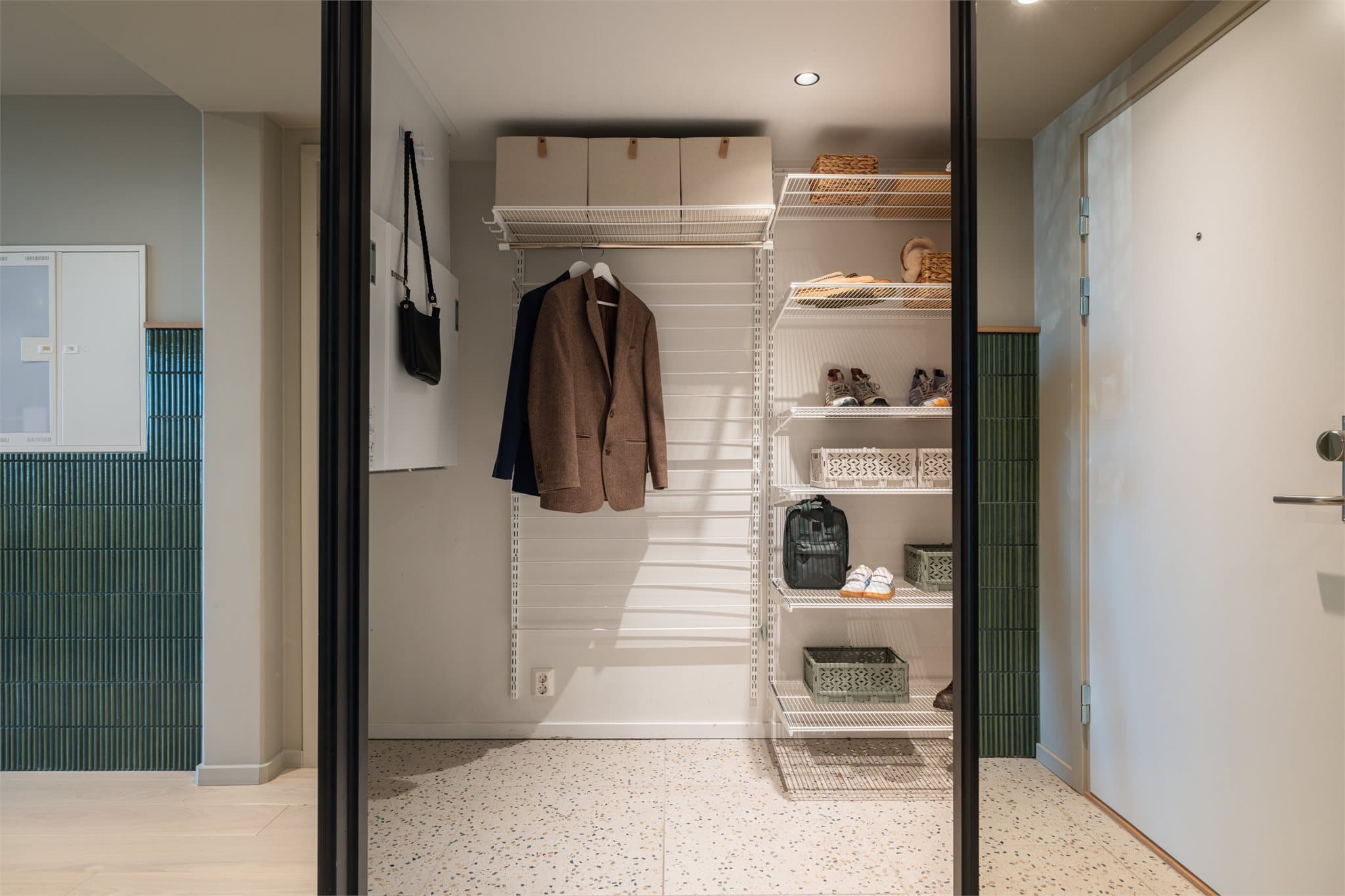 Garderoben har god plass til både sko og yttertøy.