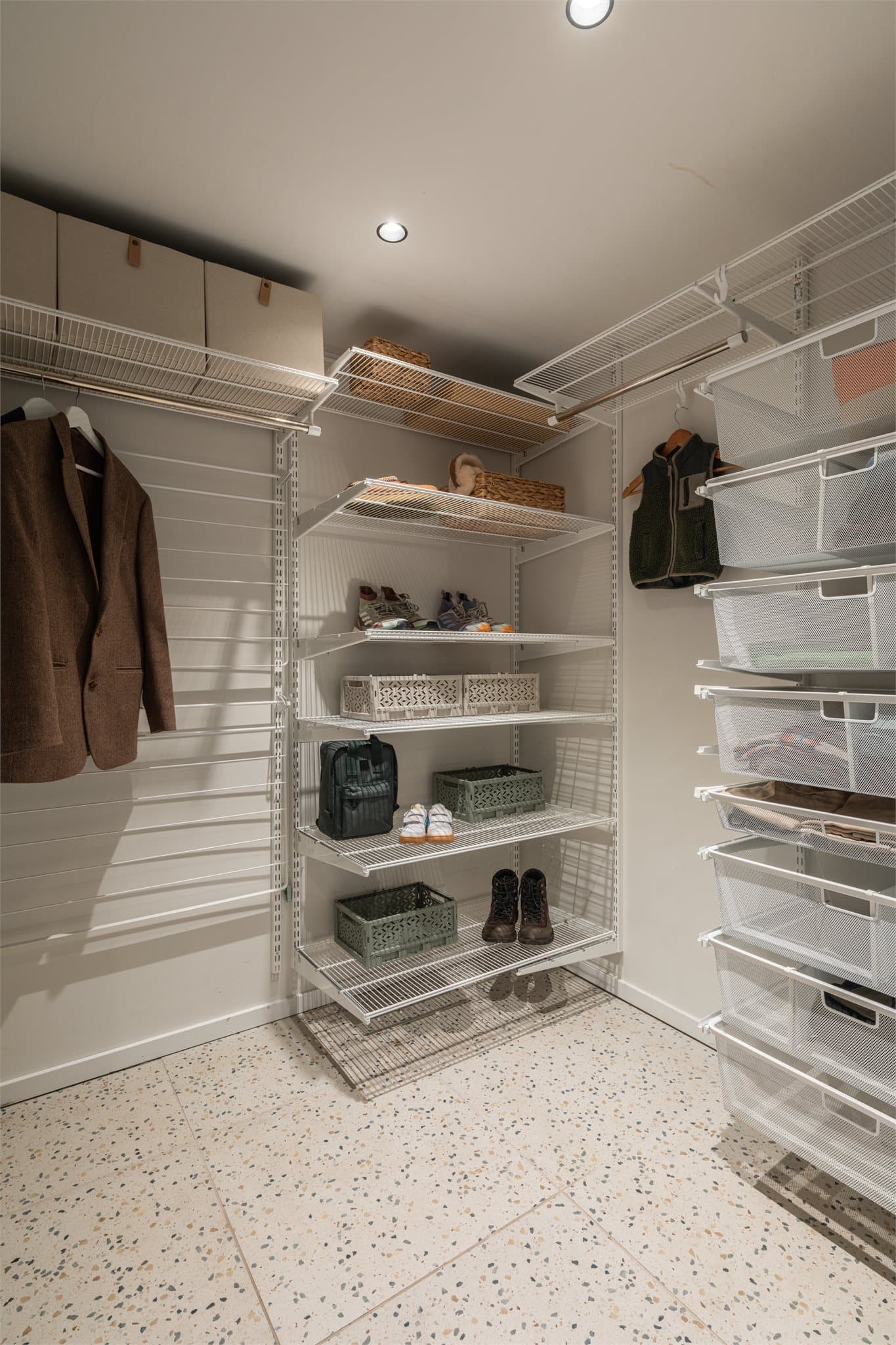 Hyllesystemet gir mulighet for organisert og oversiktlig oppbevaring.