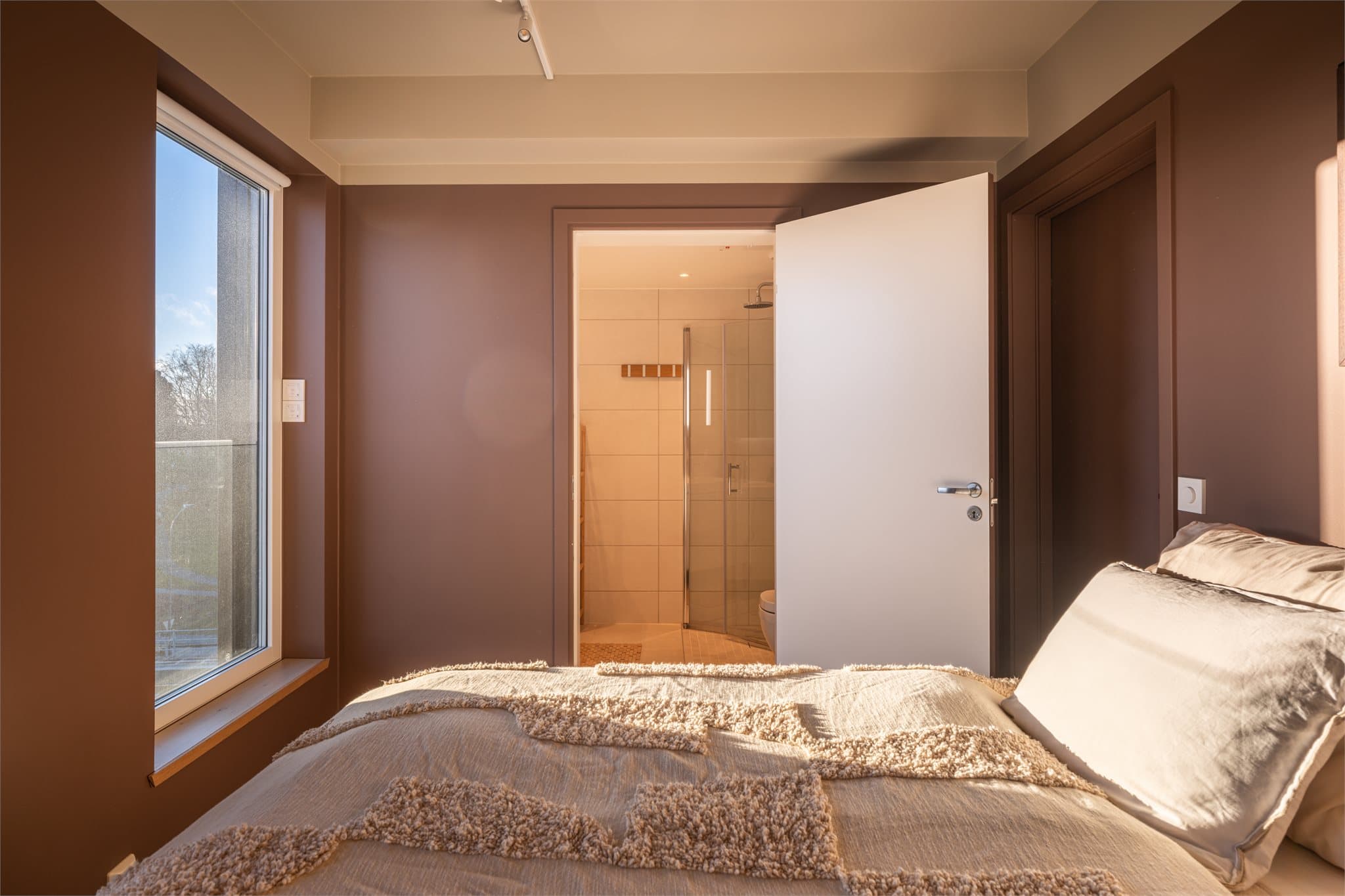 Fra hovedsoverommet er det direkte adkomst til et av leilighetens to bad.