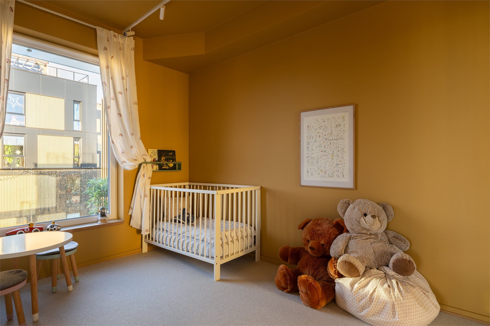 Her er det god plass til både seng og lekeareal.