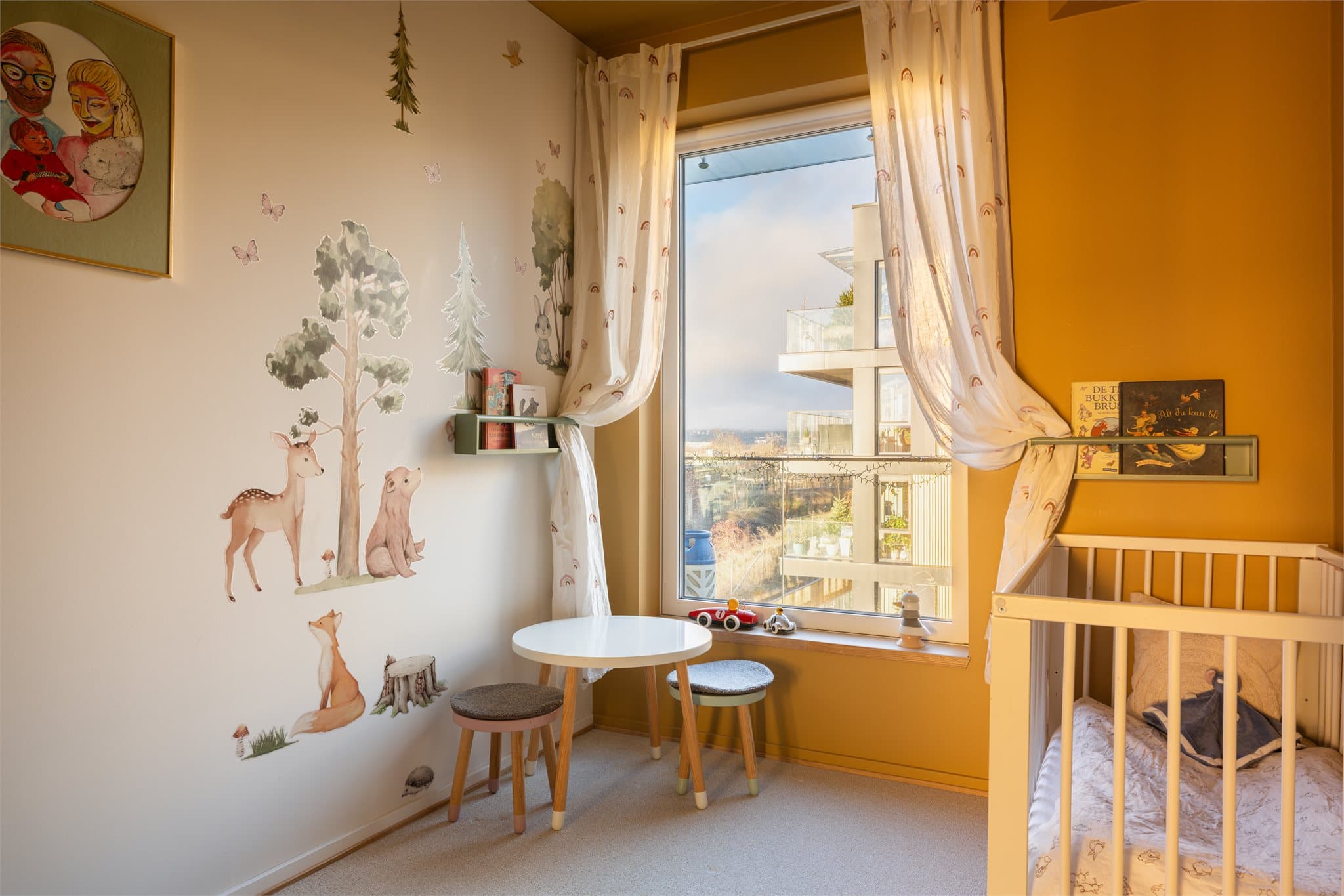 Rommet har en lun og hyggelig atmosfære.