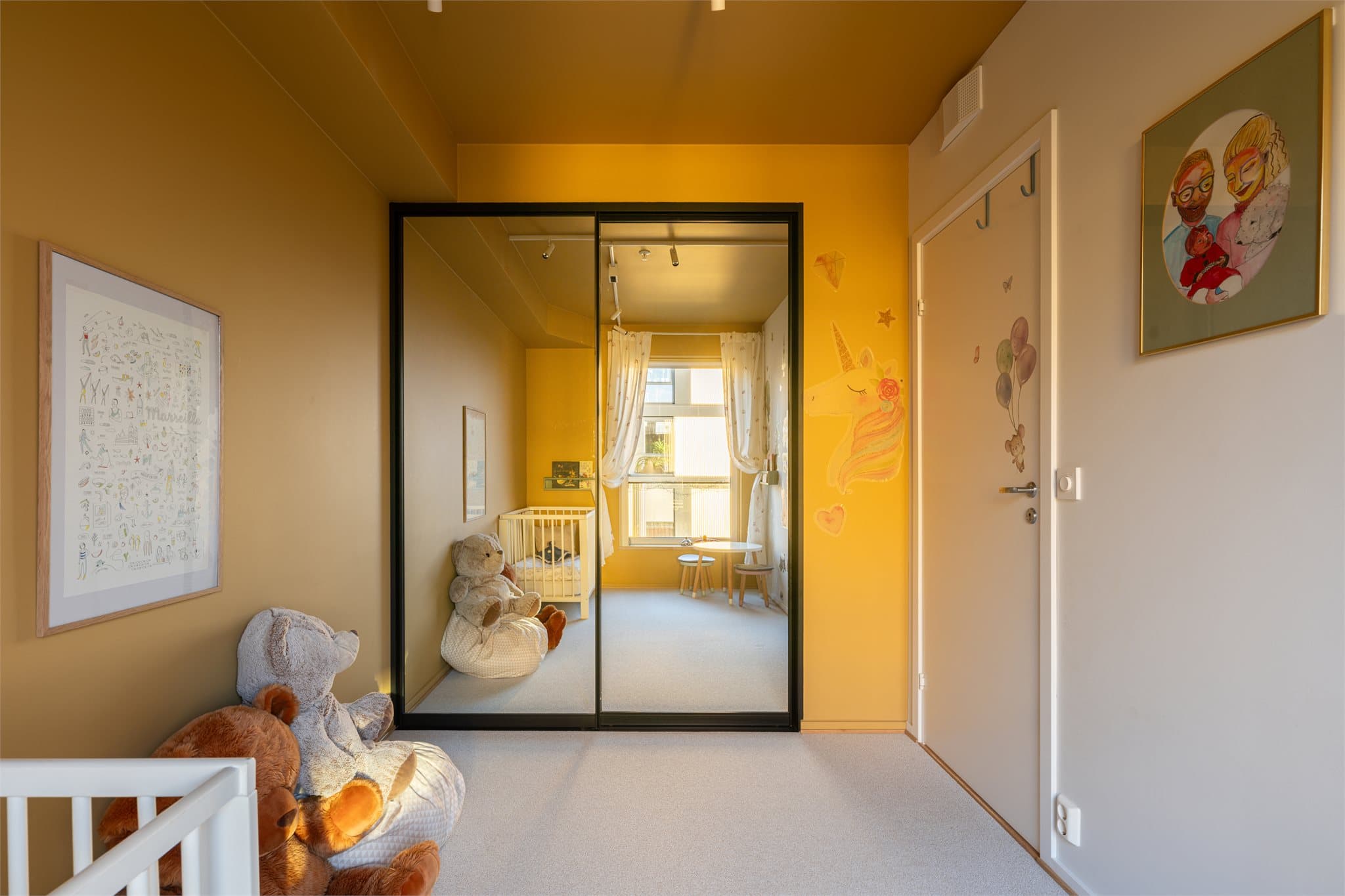 En plassbygd garderobeløsning med speilfronter gir gode oppbevaringsmuligheter.