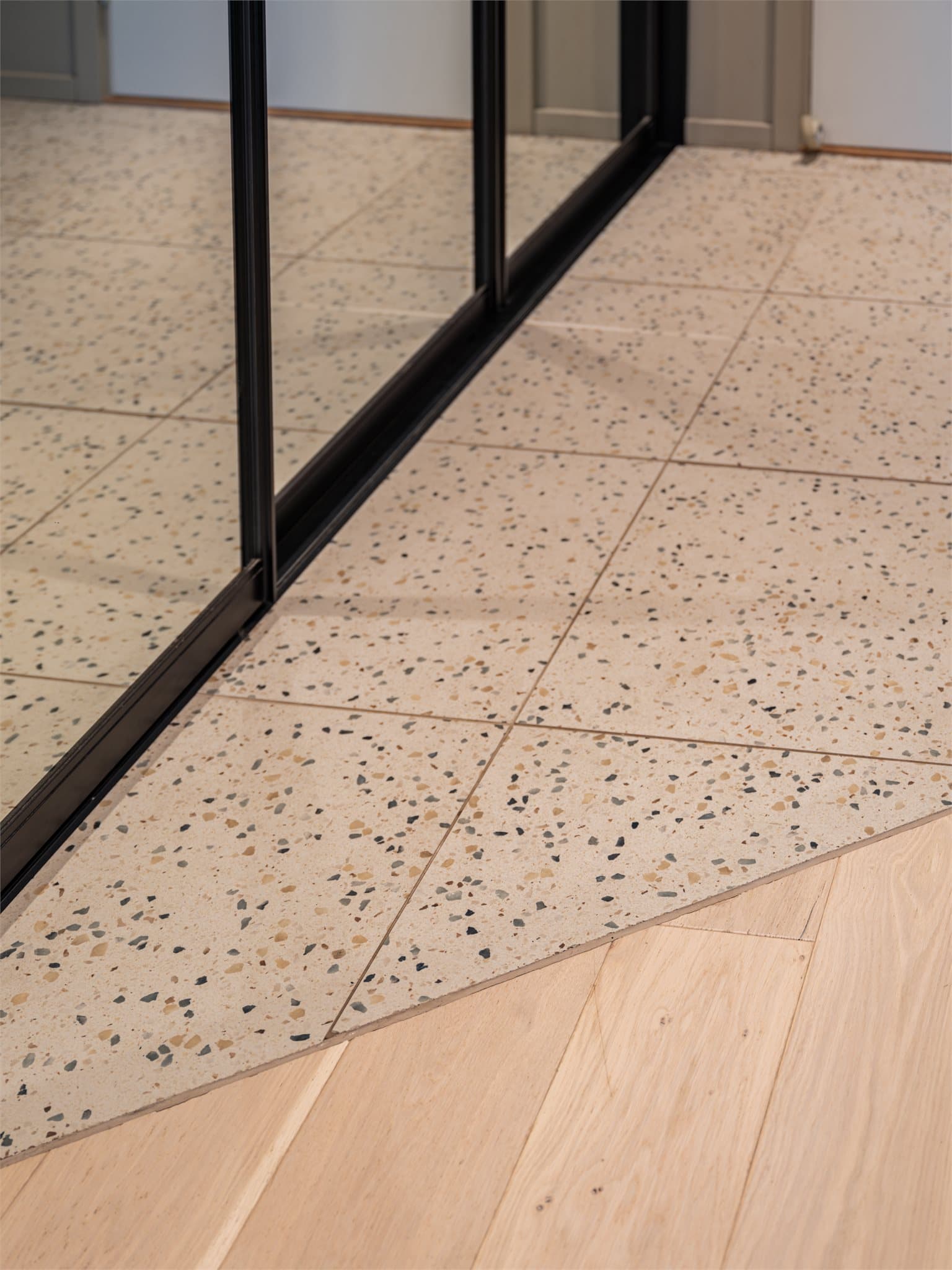 Terrazzoflisene i gangen gir et solid og stilrent førsteinntrykk.