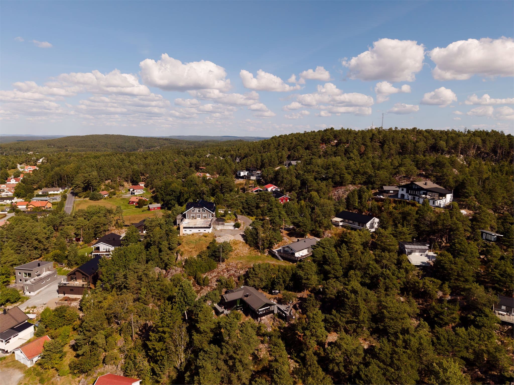 Sponvika byr på et vakkert kystlandskap med skogkledde åser og nærhet til sjøen.