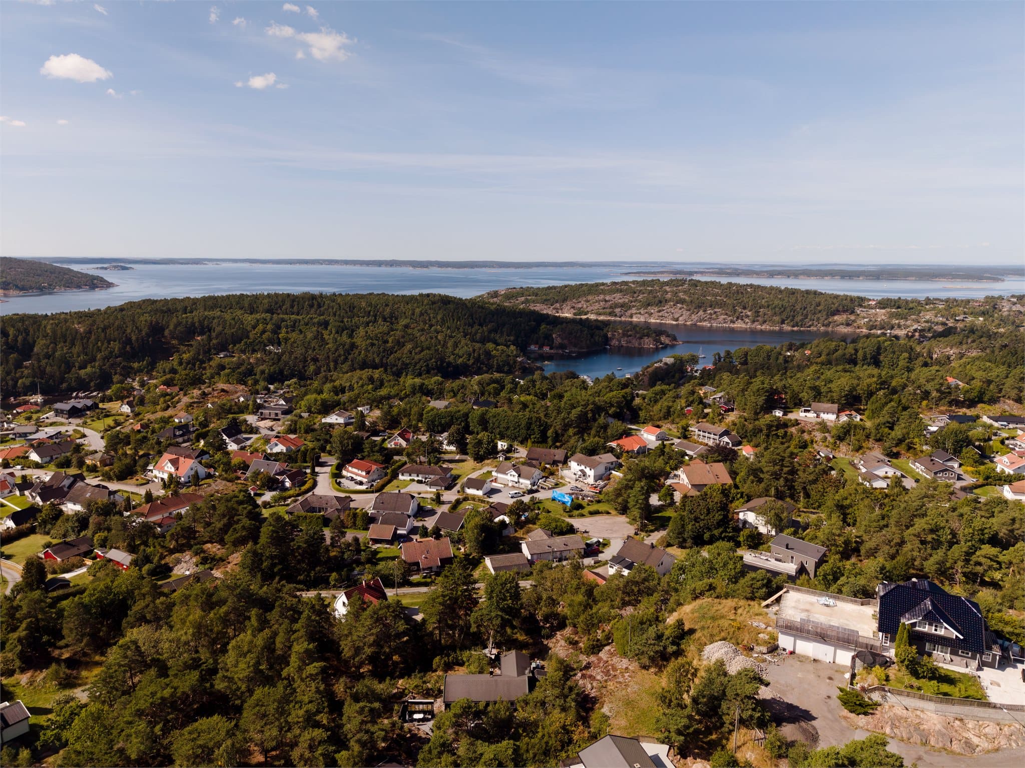 Fra nærområdet er det vidstrakt utsyn mot Singlefjorden og skjærgården.