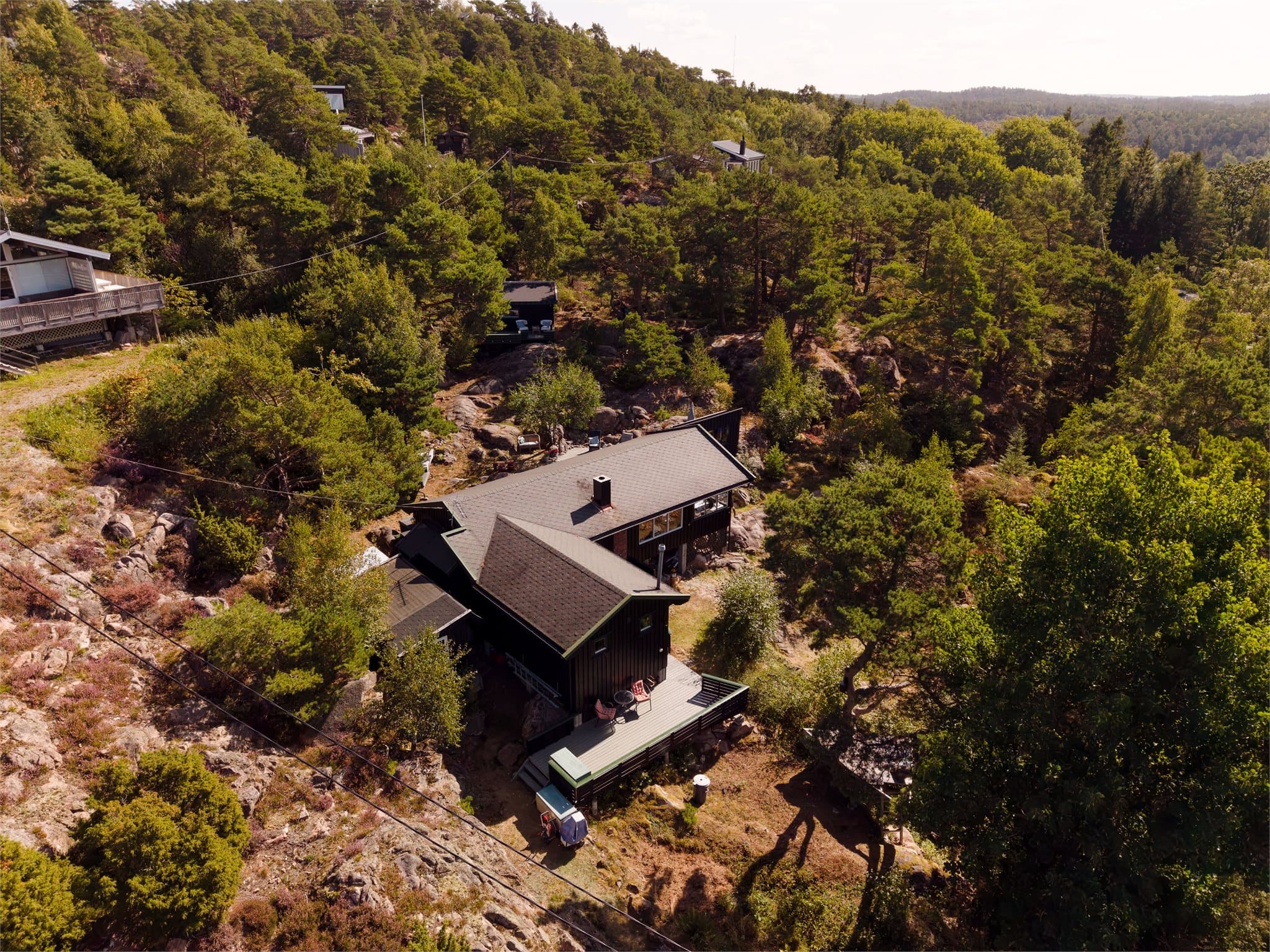 Eiendommen omfatter hovedhytte, to annekser og et sammenhengende terrasseanlegg.