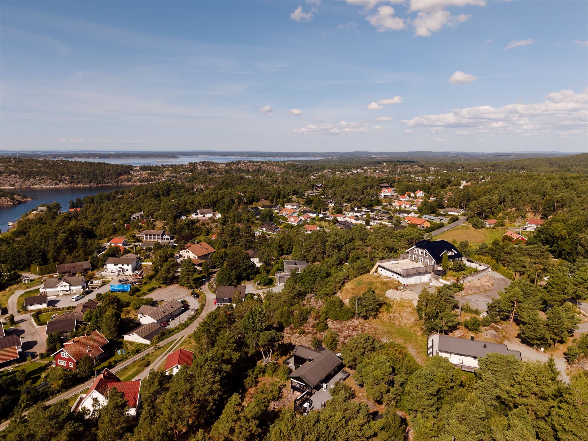 Etablert hytte- og boligområde med kort vei til lokale badeplasser og turstier.