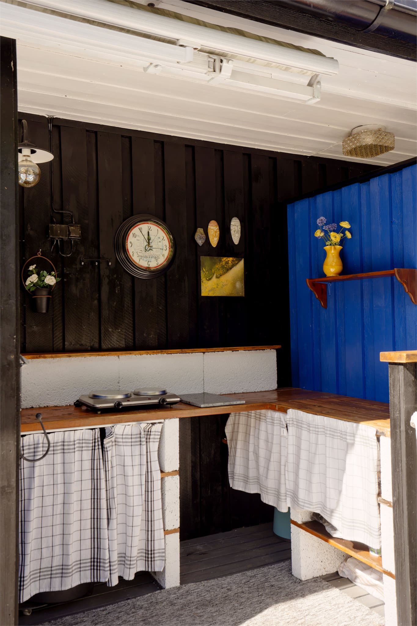Under terrassetaket er det innredet et praktisk utekjøkken med benkeplater og kokeplate.