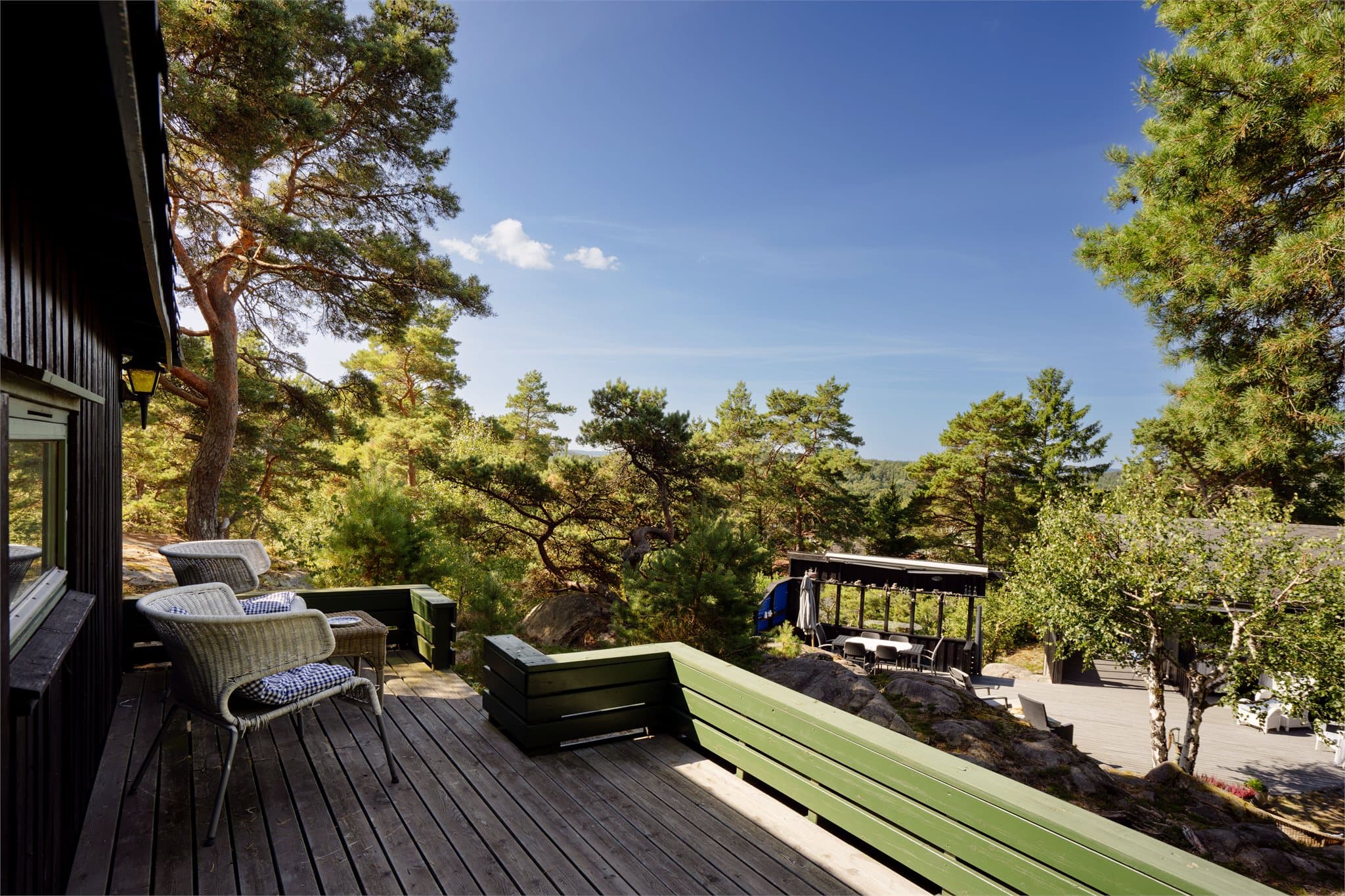 Fra terrassen har du fritt utsyn over furuskogen og kystlandskapet.