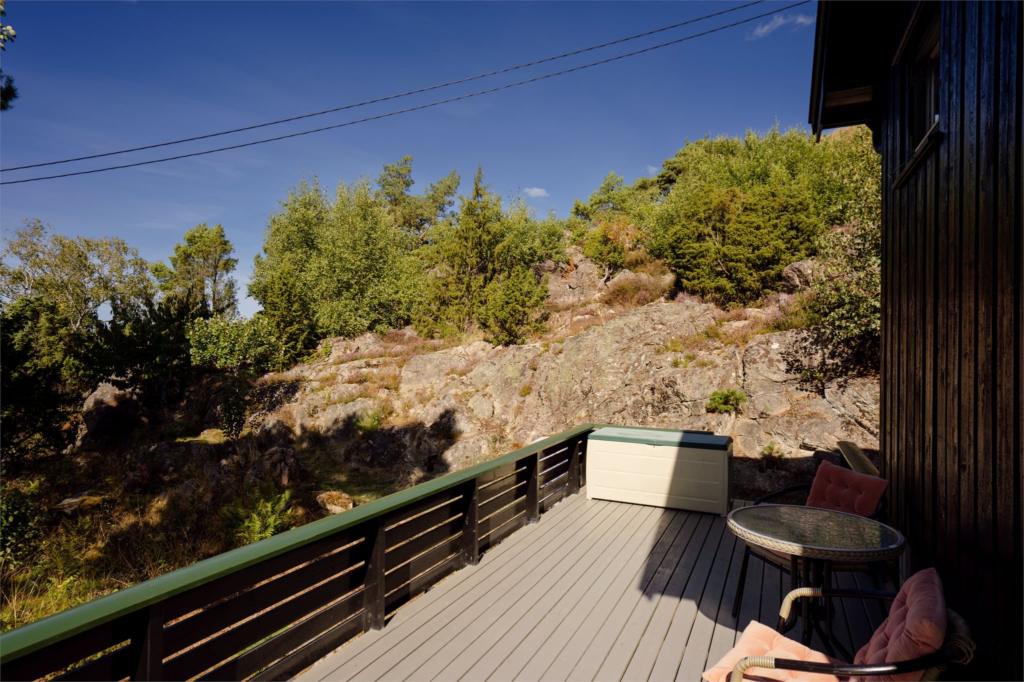 Terrassen følger terrengets formasjoner og danner lune oppholdssoner.