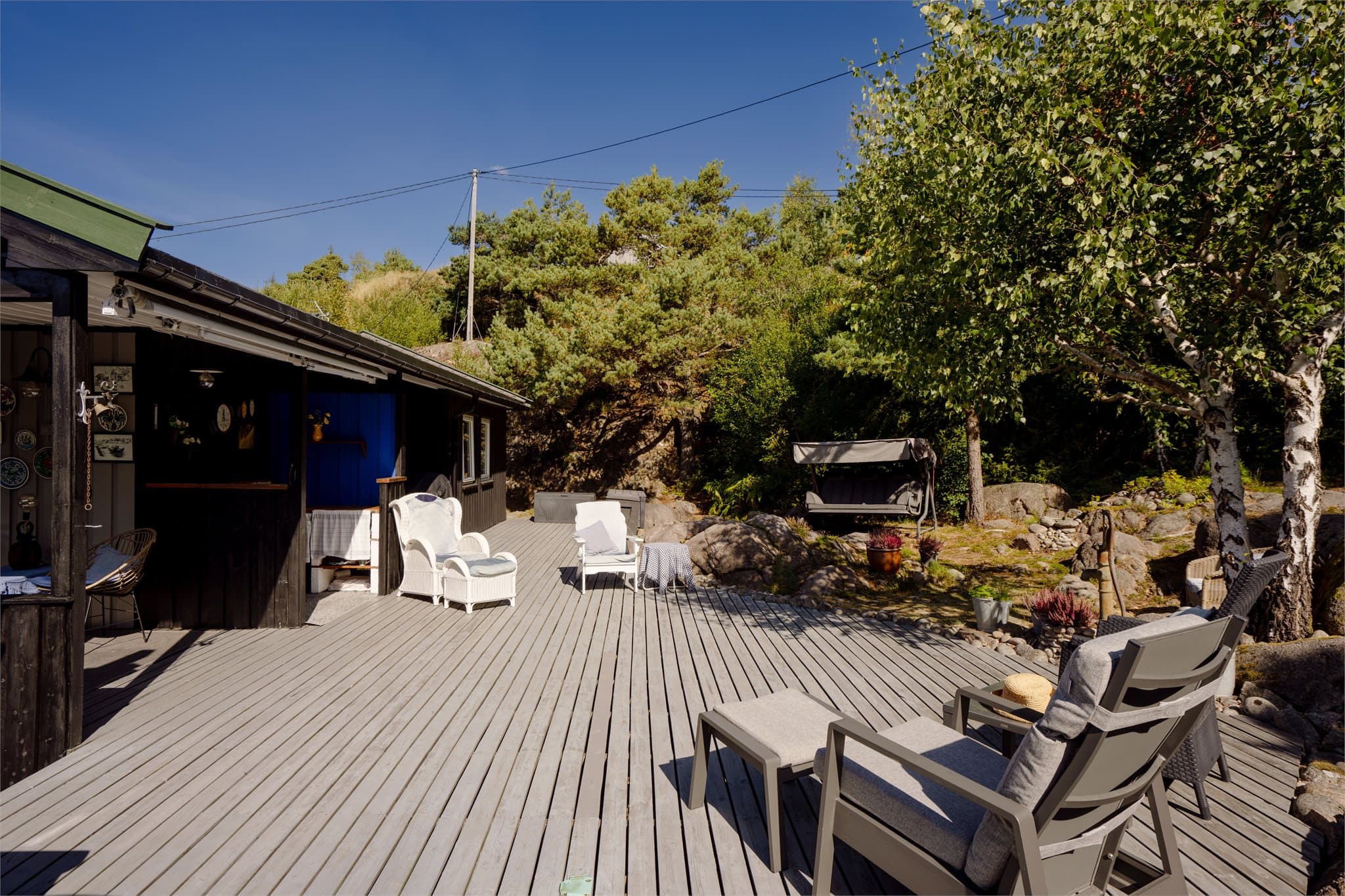 Det store terrasseanlegget har god plass til flere sittegrupper og solsenger.