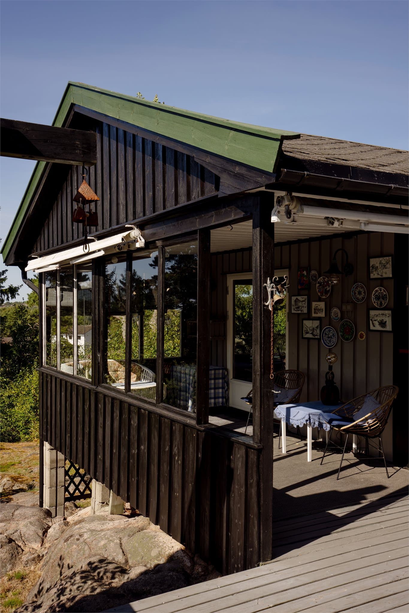Overbygd og delvis innglasset terrassedel i tilknytning til hovedhytta.
