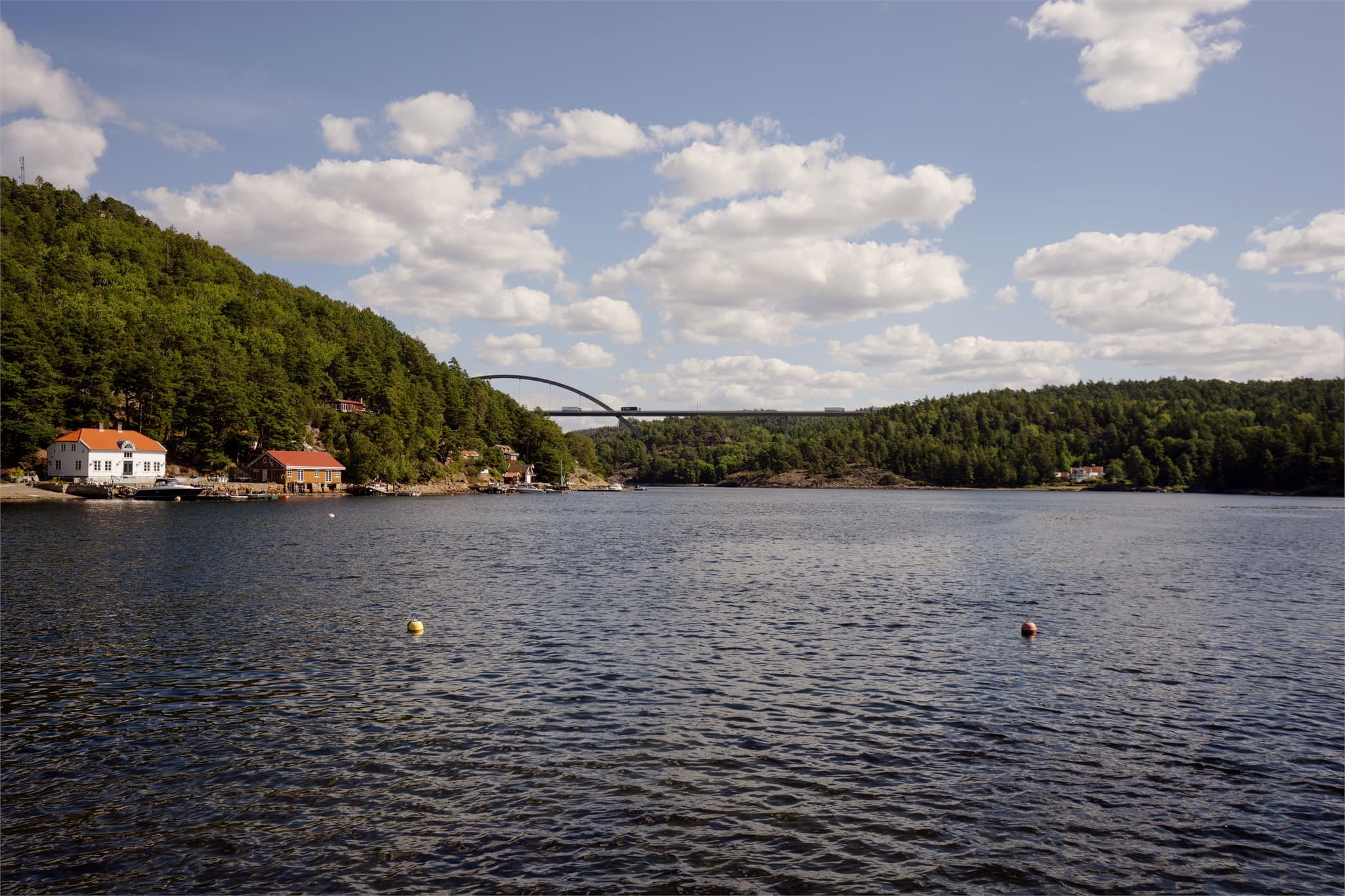Utsikt mot Svinesundsbrua og det maritime sundet ved Sponvika.