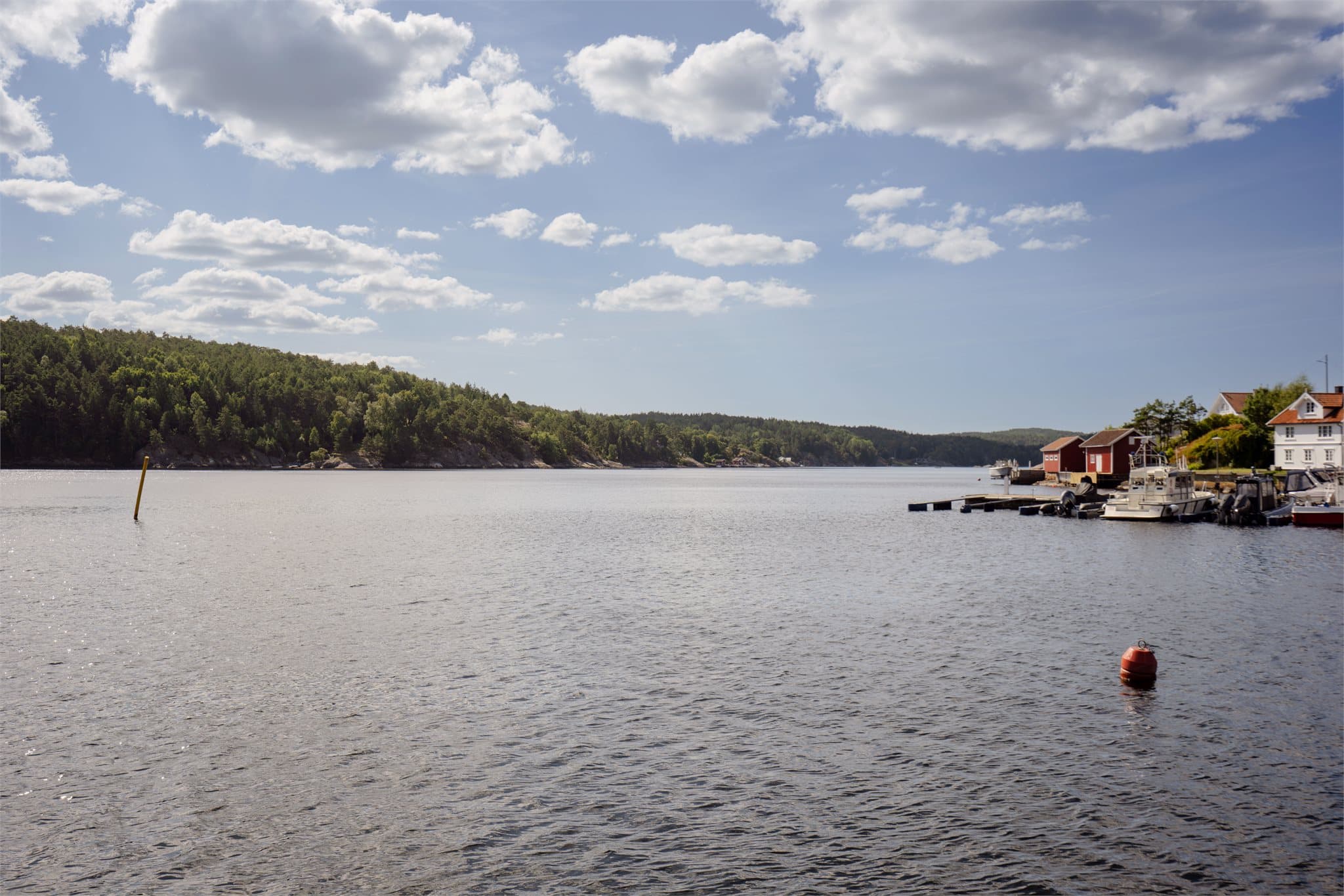 Idyllisk kystmiljø med bryggeanlegg, båtplasser og sjøboder i Sponvika.