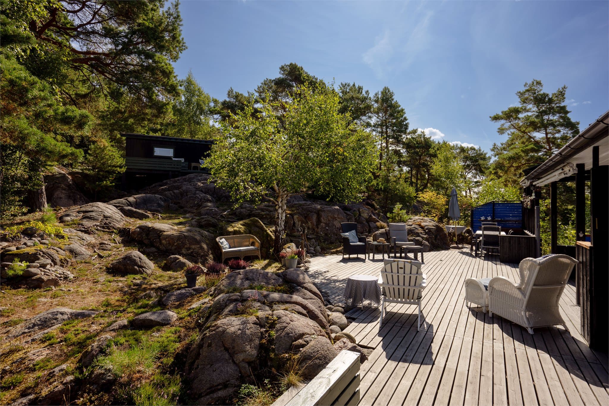 Frittliggende fritidsbolig på usjenert naturtomt i Sponvika, vakkert tilpasset det kuperte kystterrenget.