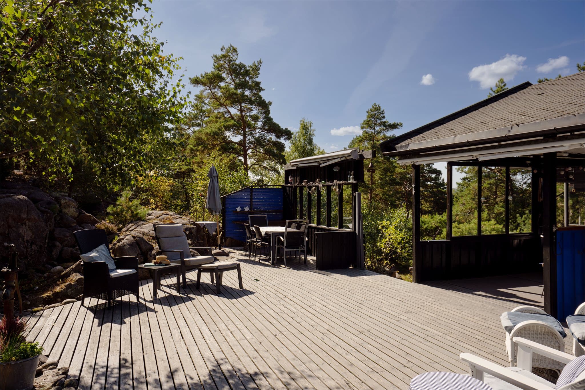 Spiseplassen på terrassen er skjermet med levegger med innfelte glassfelt.
