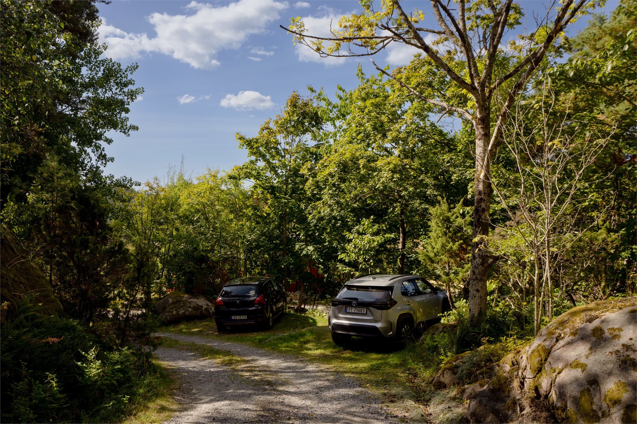 Parkering for biler på oppstillingsplass ved innkjøringen til eiendommen.