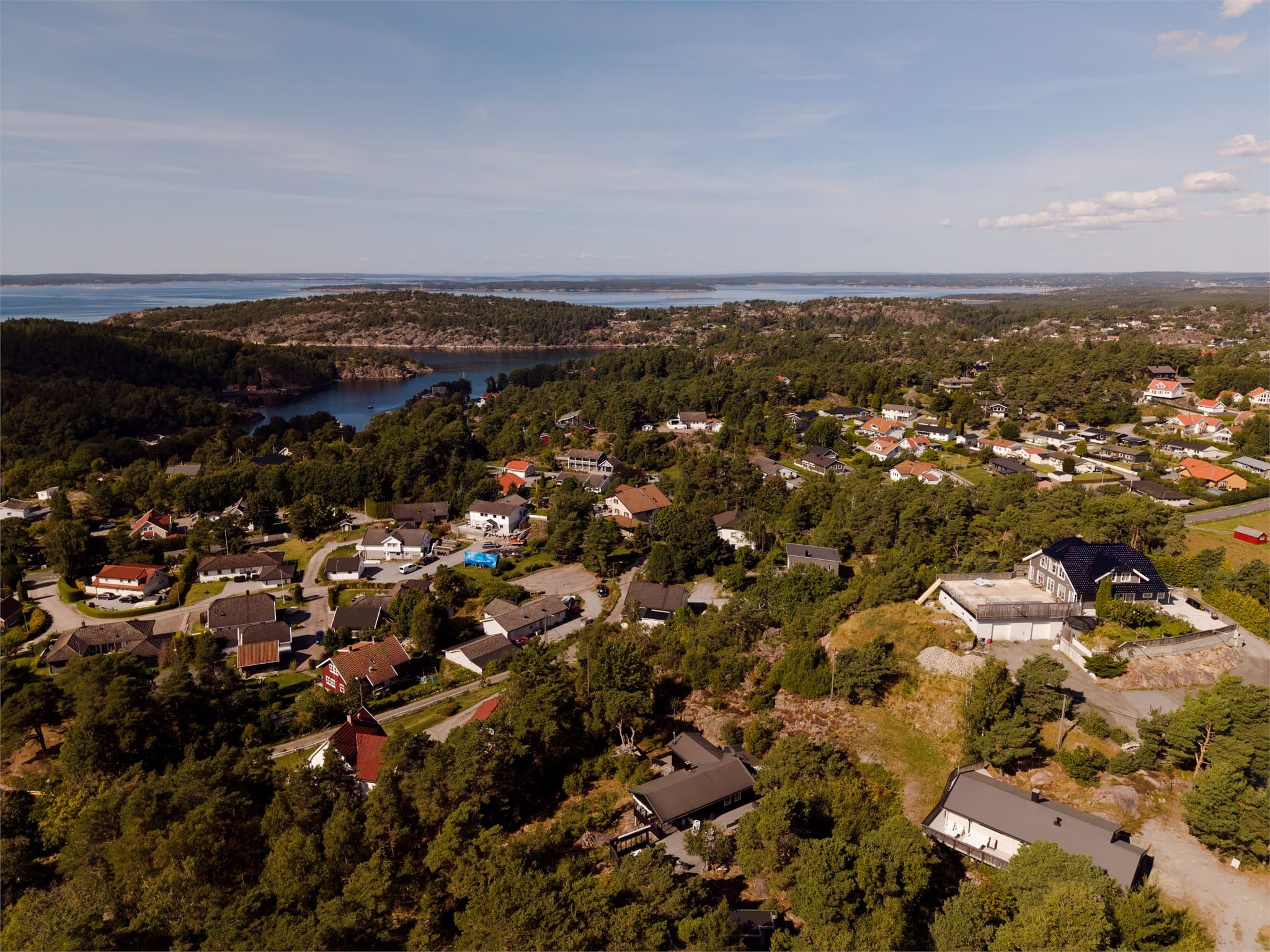 Nærområdet byr på flotte turmuligheter langs kyststien og fine badeplasser.