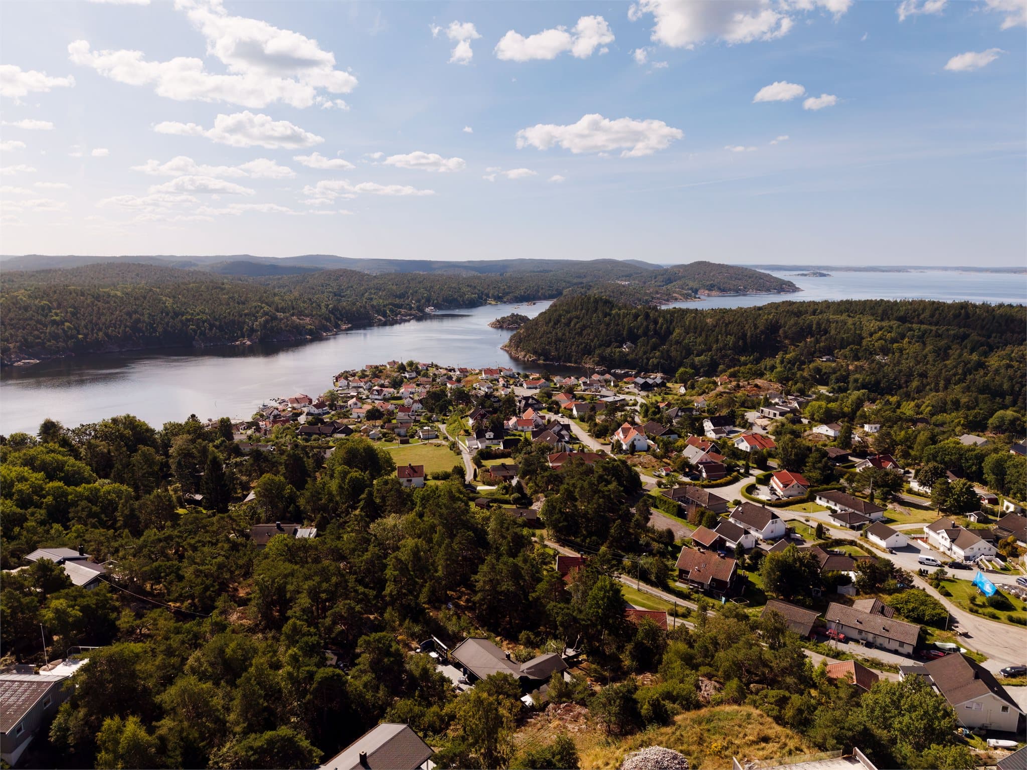 Vakkert fjordlandskap med trygge badesteder som Svalerødkilen og Pina like i nærheten.
