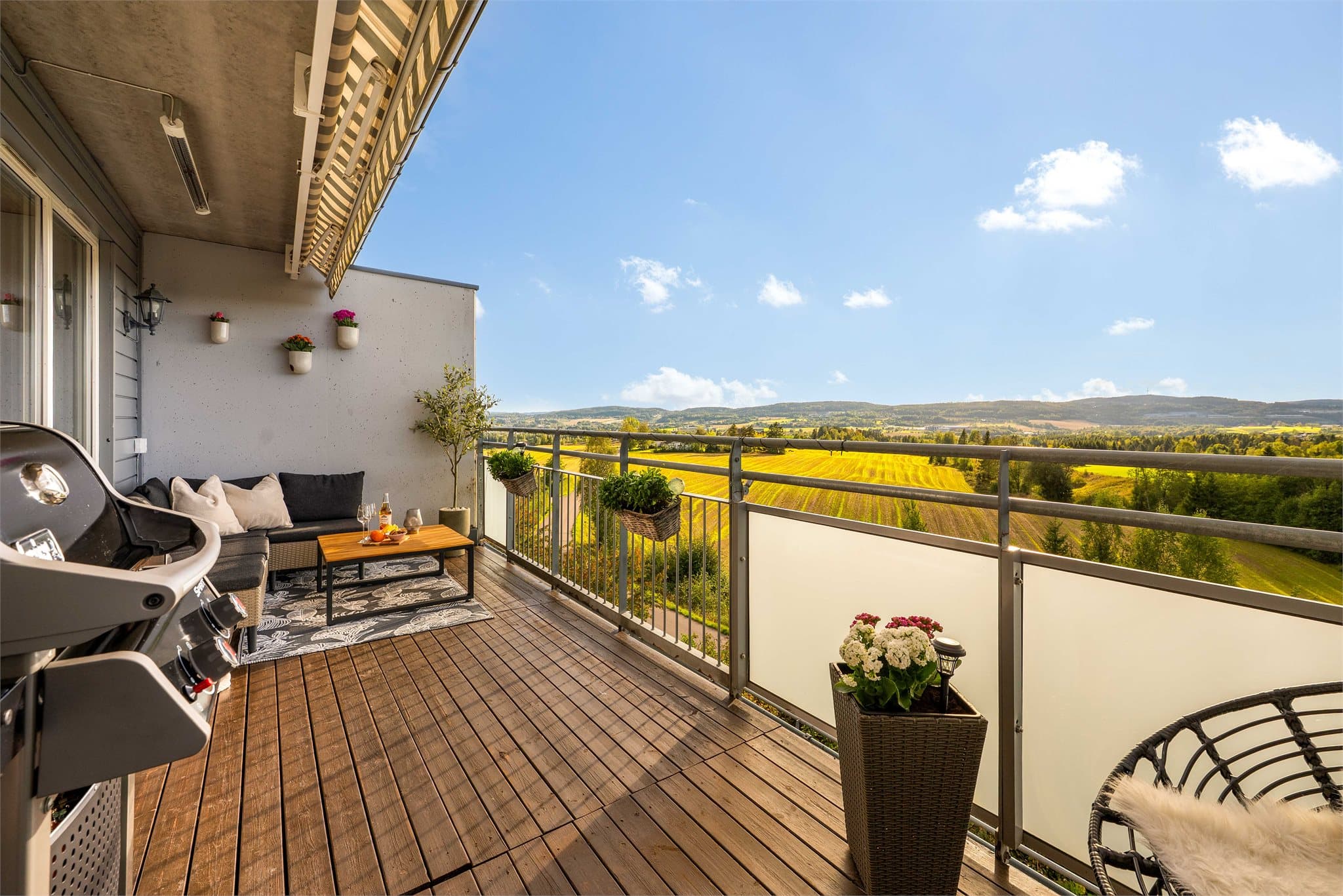 På balkongen er det montert markise og utvendig stikkontakt.