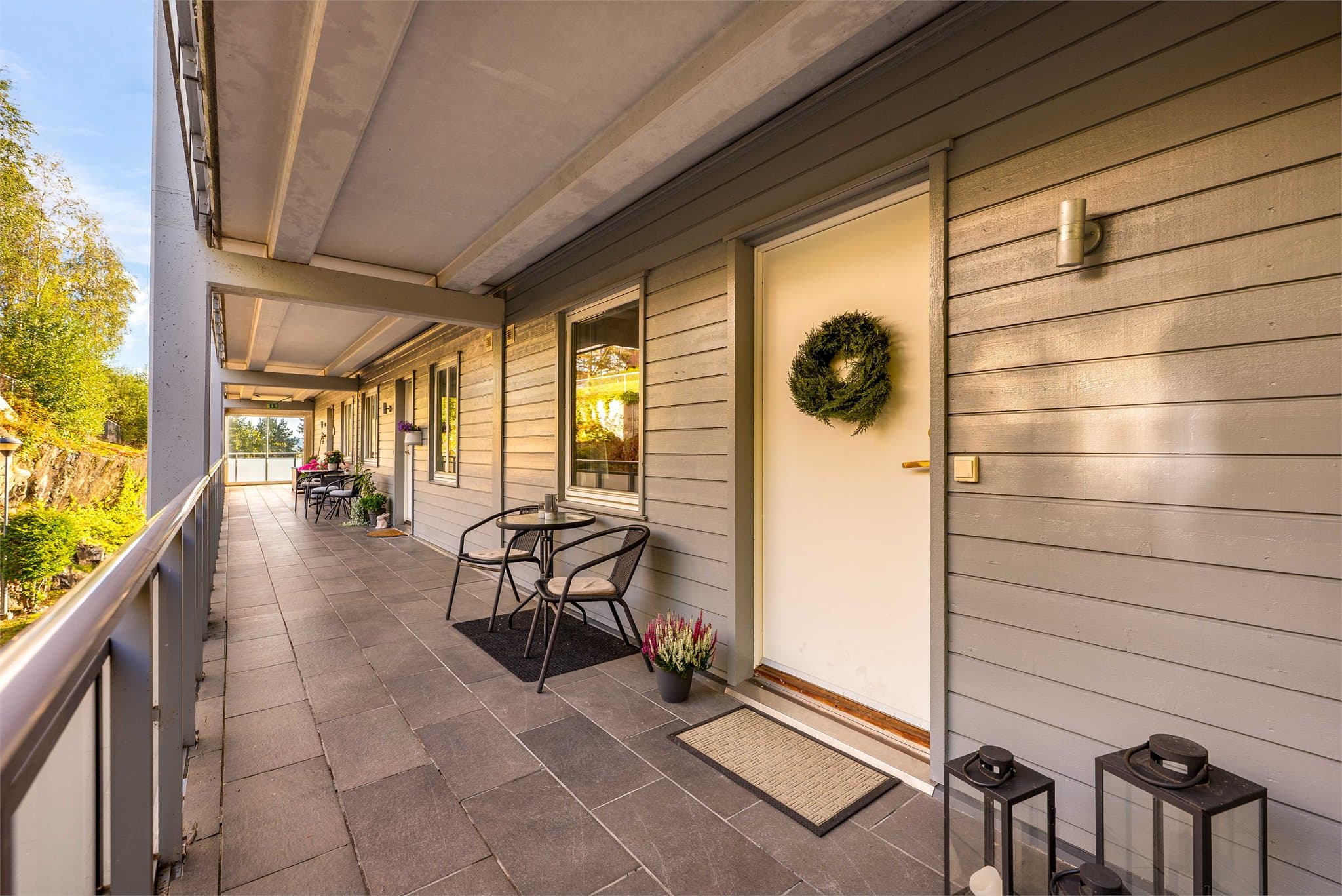 Felles svalgang. Velkommen til Hattemakerlia 90!