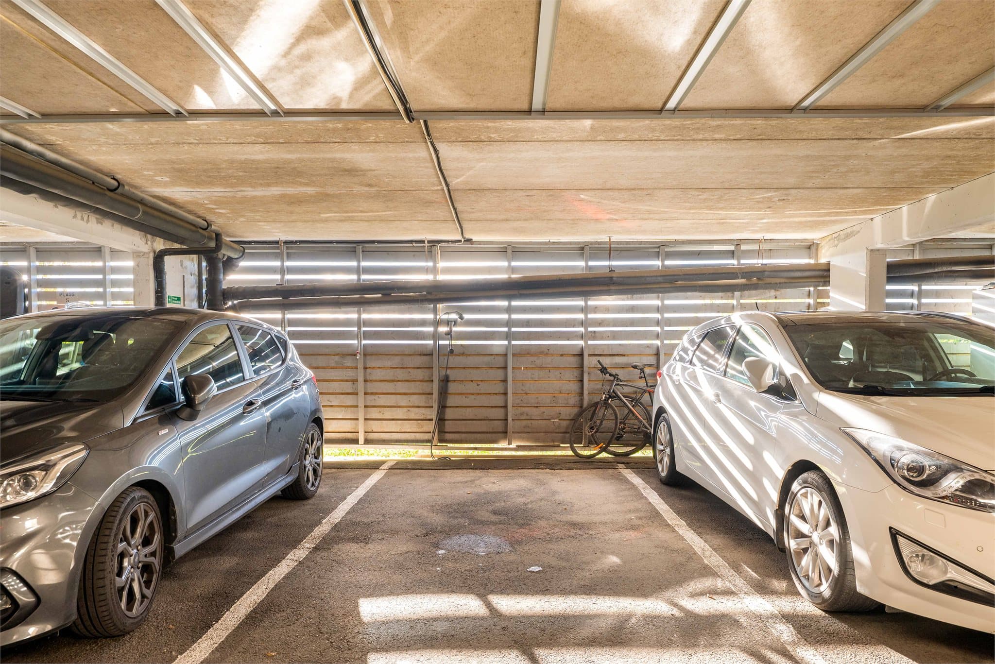 Det medfølger en fast garasjeplass med elbil-lader. Ellers godt med gjesteparkering i sameiet.