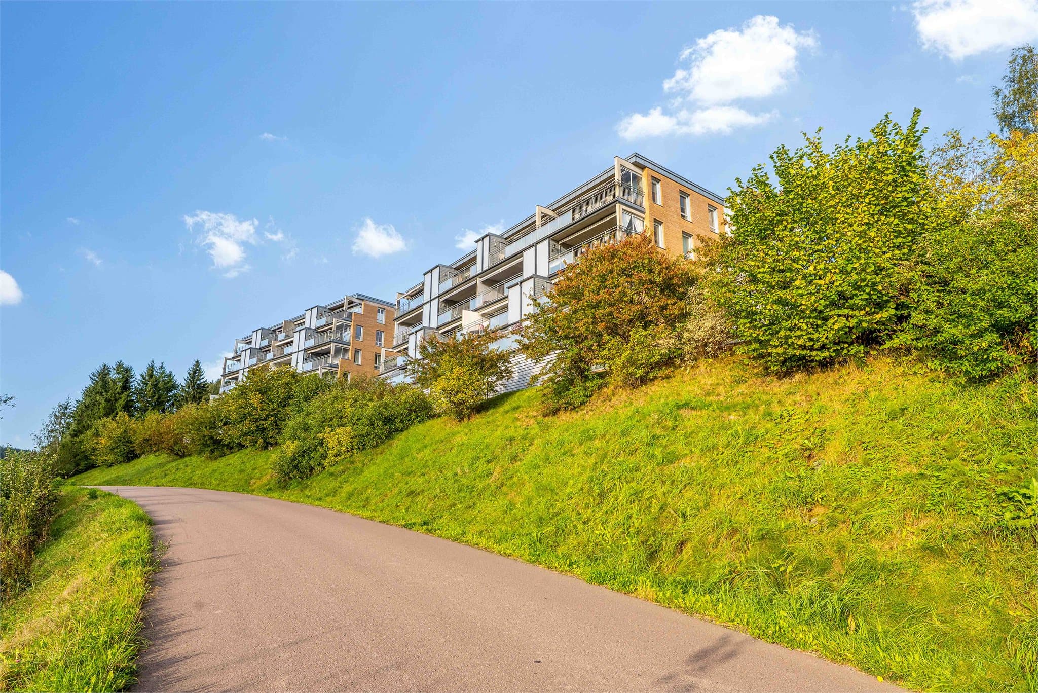 Her bor du tilbaketrukket, i rolige omgivelser på Brånåsen. Det er kort vei til barnehage, skoler, kjøpesenter og svært flotte turområder i Tærudmarka.