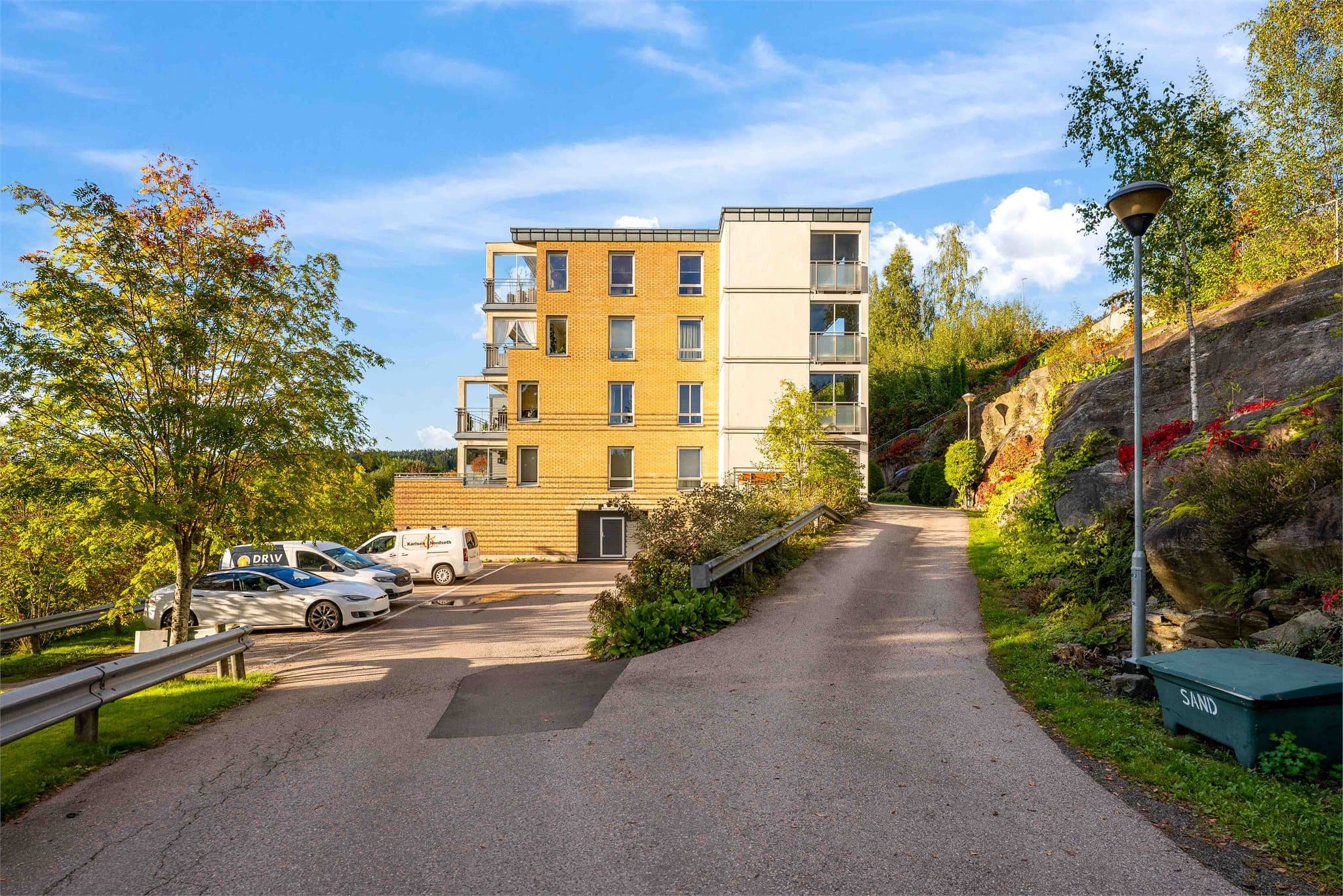 Velholdt sameie med godt med gjesteparkeringsplasser.