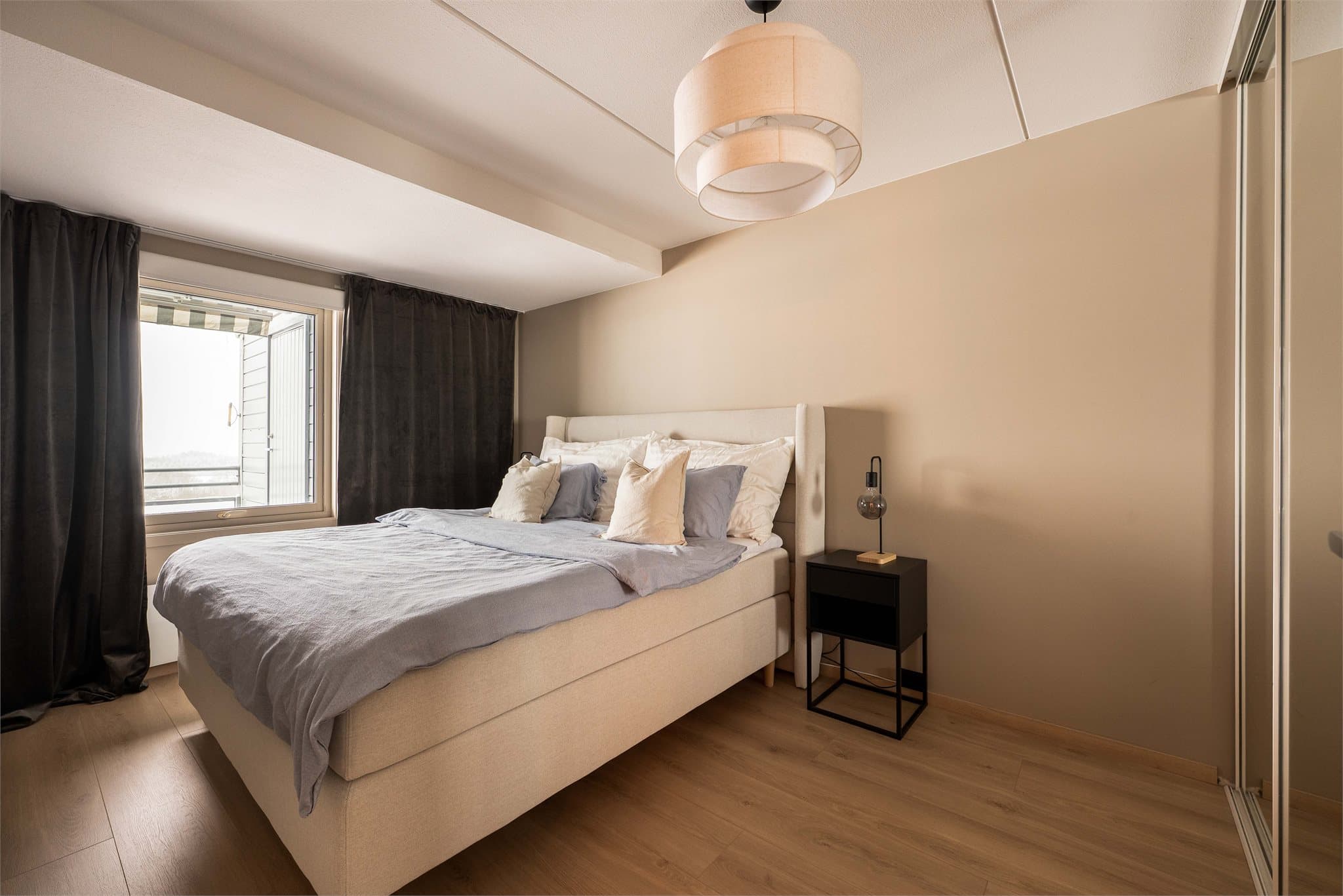 Boligen har 2 gode soverom. Begge soverommene har skyvedørsgarderobe med speilfronter.