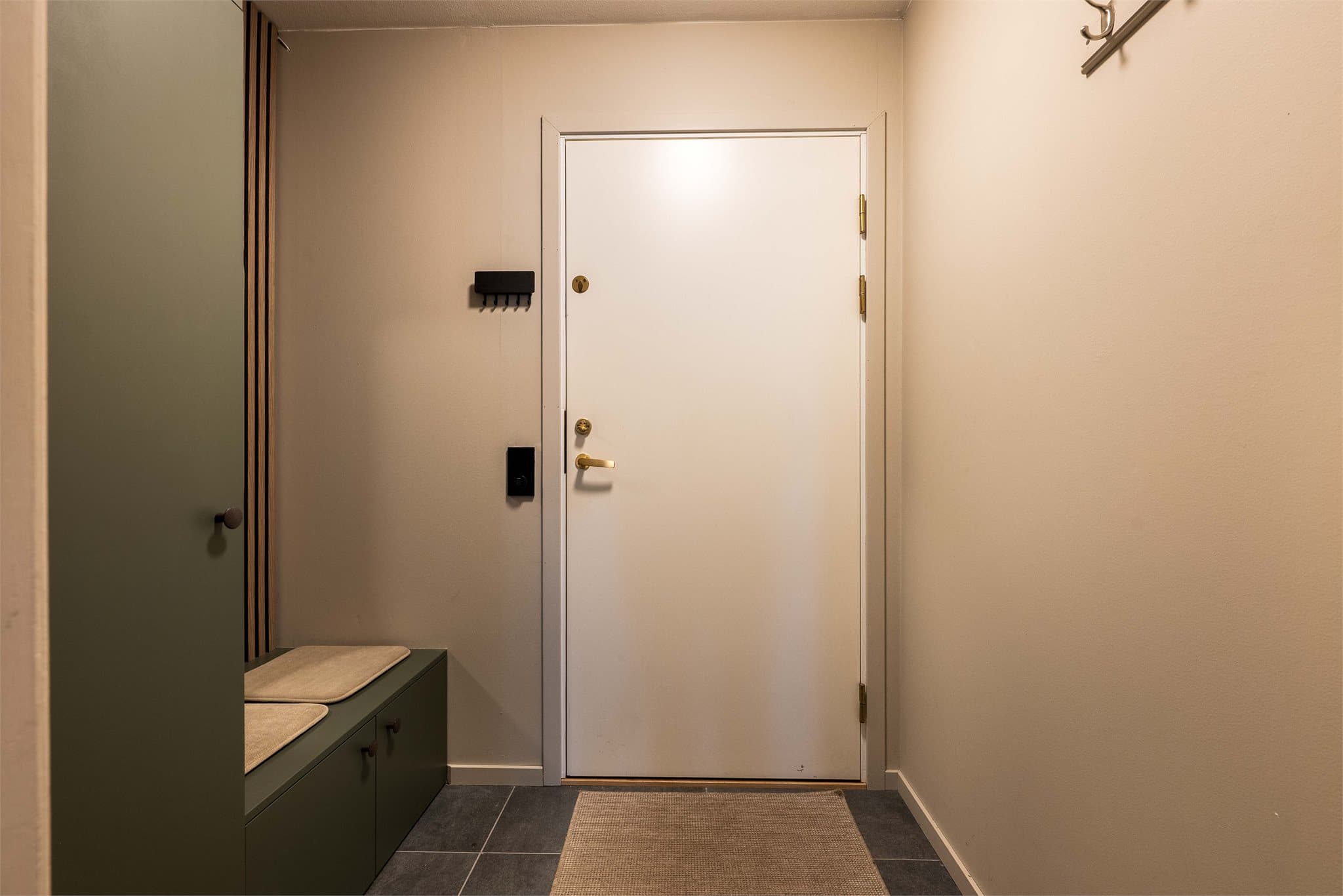 Det første som møter deg er entréen. Det ble lagt fliser og varmekabler i 2024.