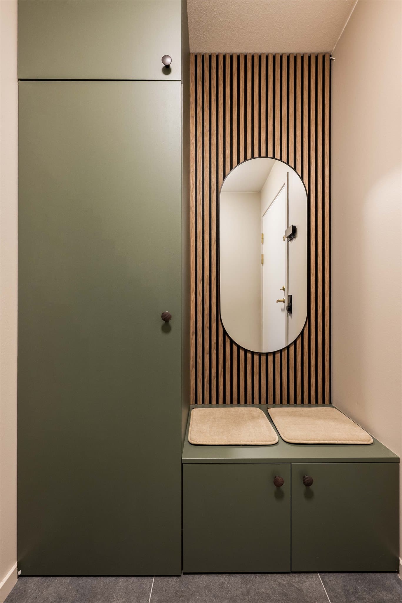 Det ble også satt inn garderobeløsning med benk i 2024. Ellers plass til knaggrekke og skohylle.