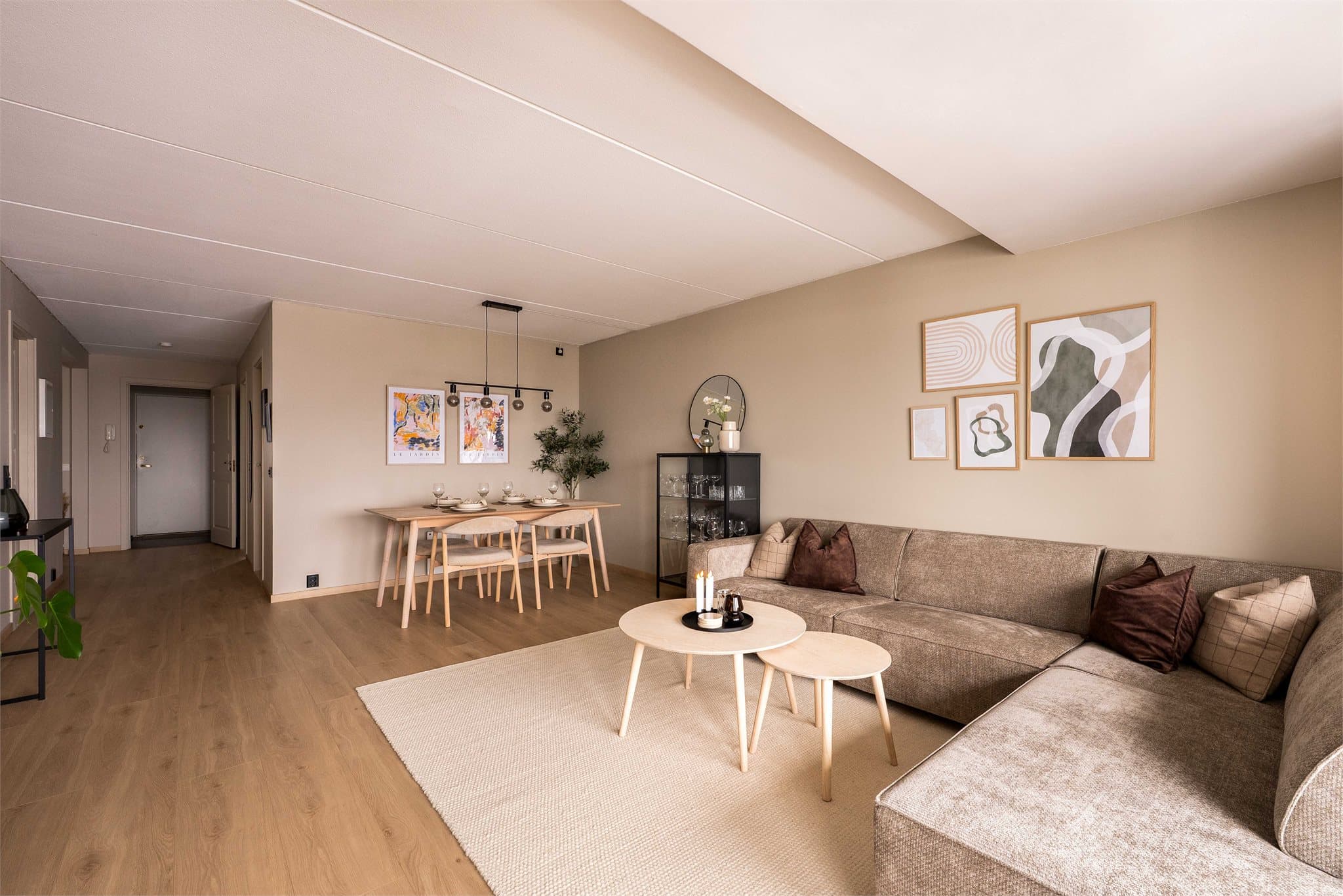 Den romslige stuen har naturlige soner for både- sofa og spisegruppe.