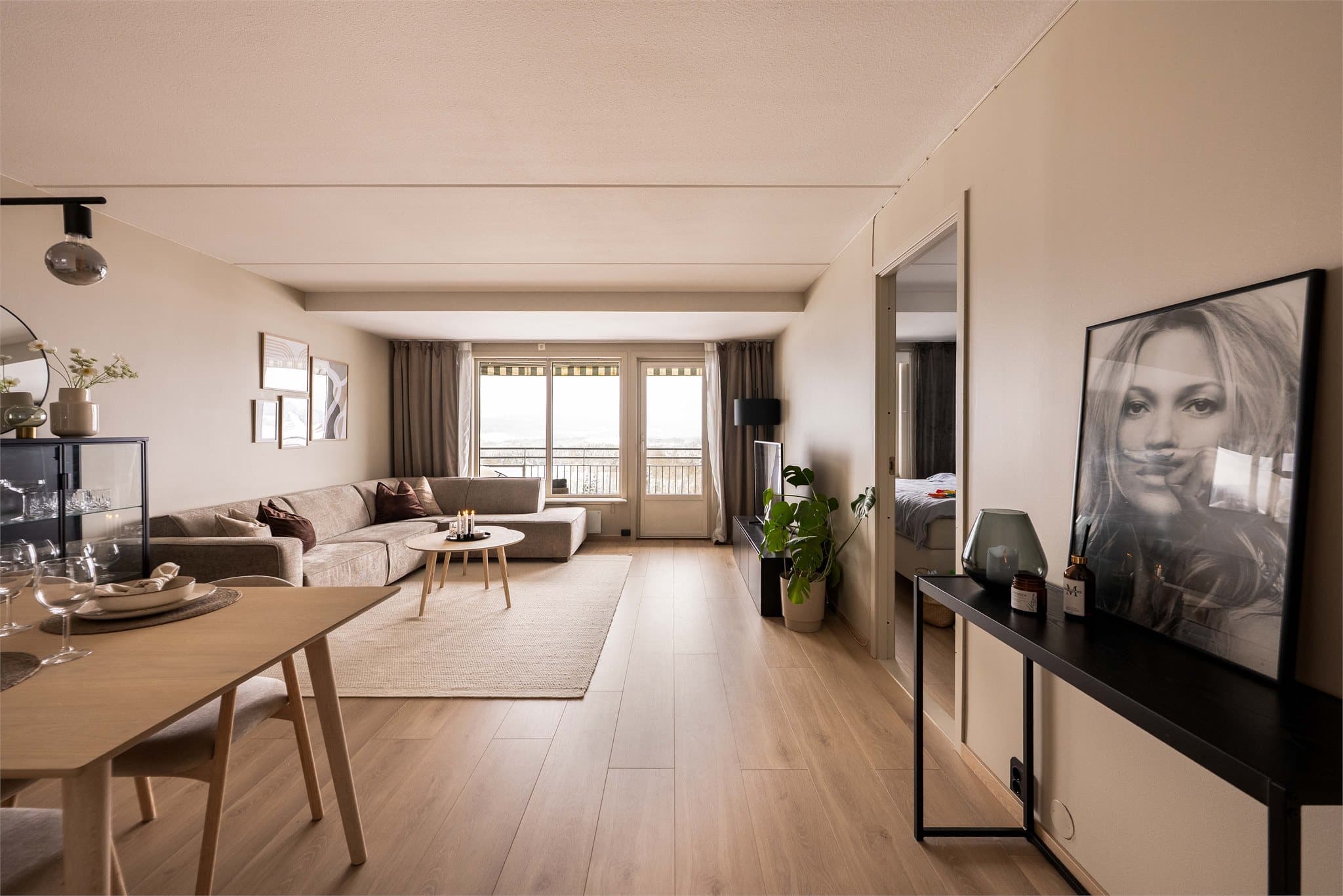 Det er store vindusflater som slipper inn rikelig med naturlig lys.