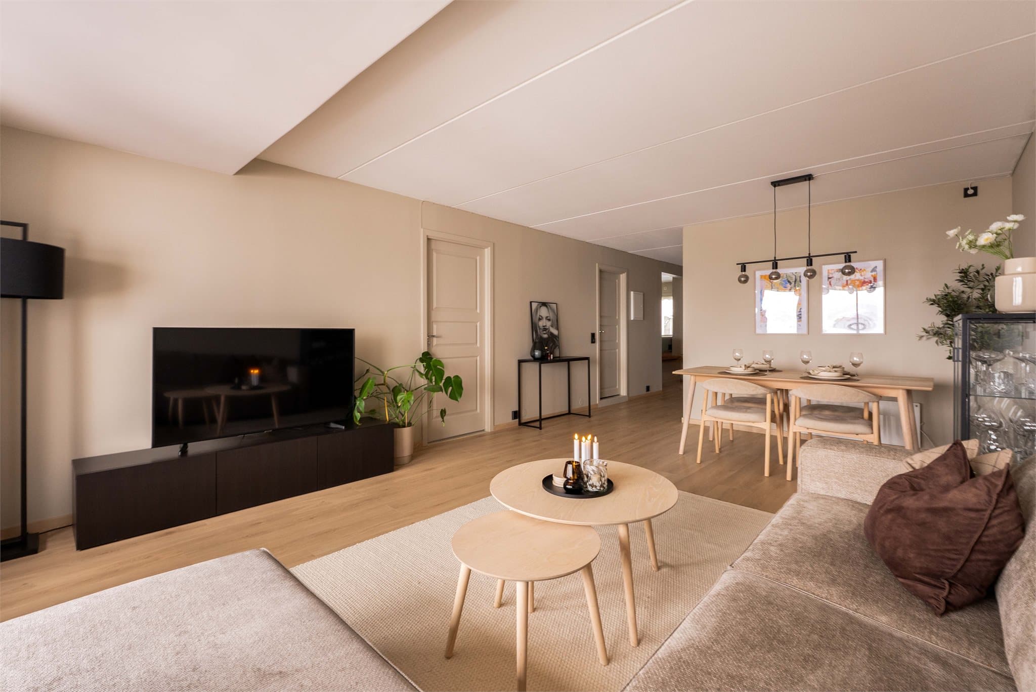 Leiligheten ligger i 2. etasje med heisadkomst. Boligen har en god planløsning med delikate og tidsriktige fargevalg, noe som gjør det enkelt å sette sitt personlige preg på leiligheten.