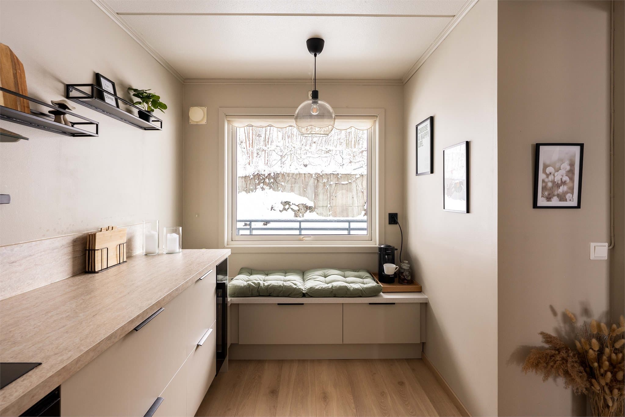 Videre har kjøkkenet opplegg for integrert oppvaskmaskin, uttrekkbar kran, platetopp, stekeovn og integrert kjøl/fryseskap samt vinskap.