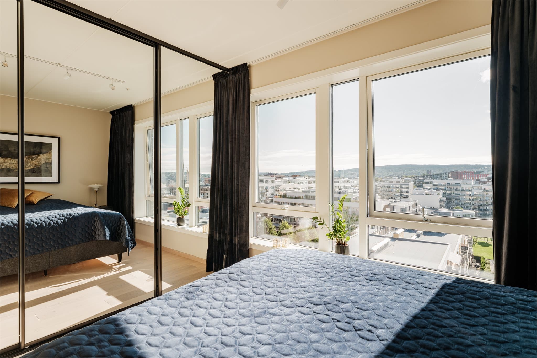 Et soverom med ekte New York-feeling. Her våkner du til en sinnssyk utsikt som strekker seg langt utover horisonten, både på dagtid og når byen glitrer om kvelden.