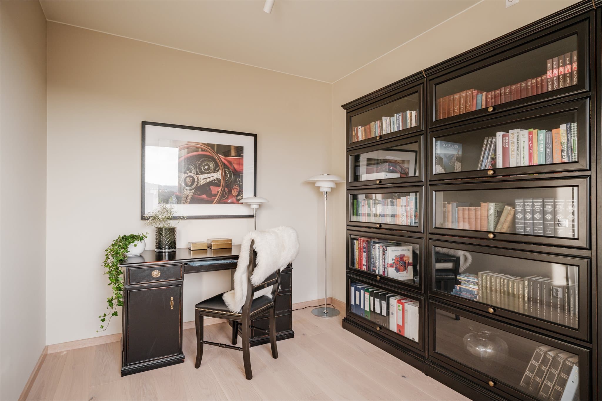 Enda et romslig soverom som i dag er benyttet som kontor.