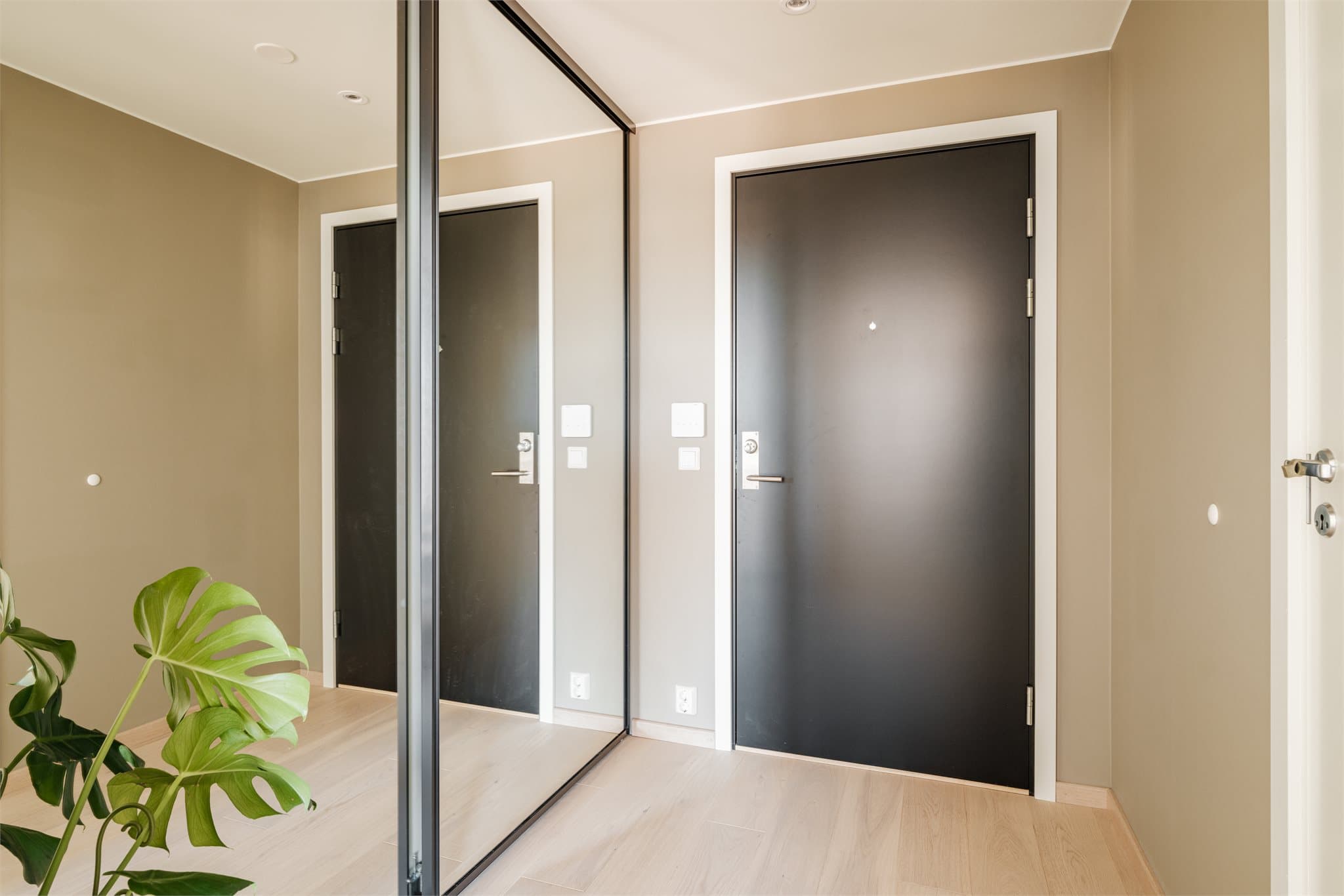 Leiligheten har en funksjonell entré med gode oppbevaringsmuligheter. Her får man et godt førsteinntrykk!