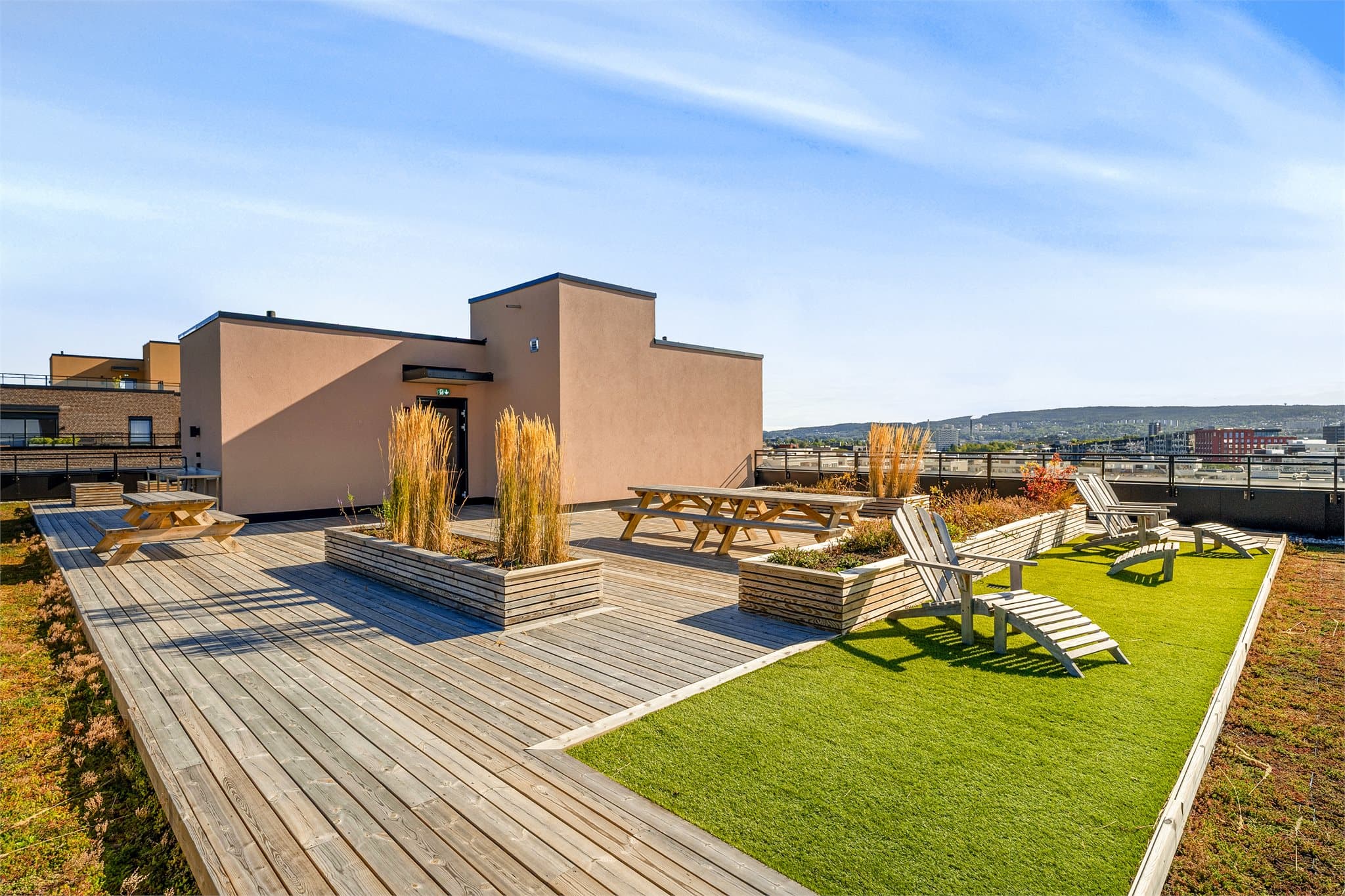 Den spektakulære takterrassen i 8. etasje er tilgjengelig for alle beboere - et sosialt samlingspunkt med sinnssyk utsikt over byen og landskapet.