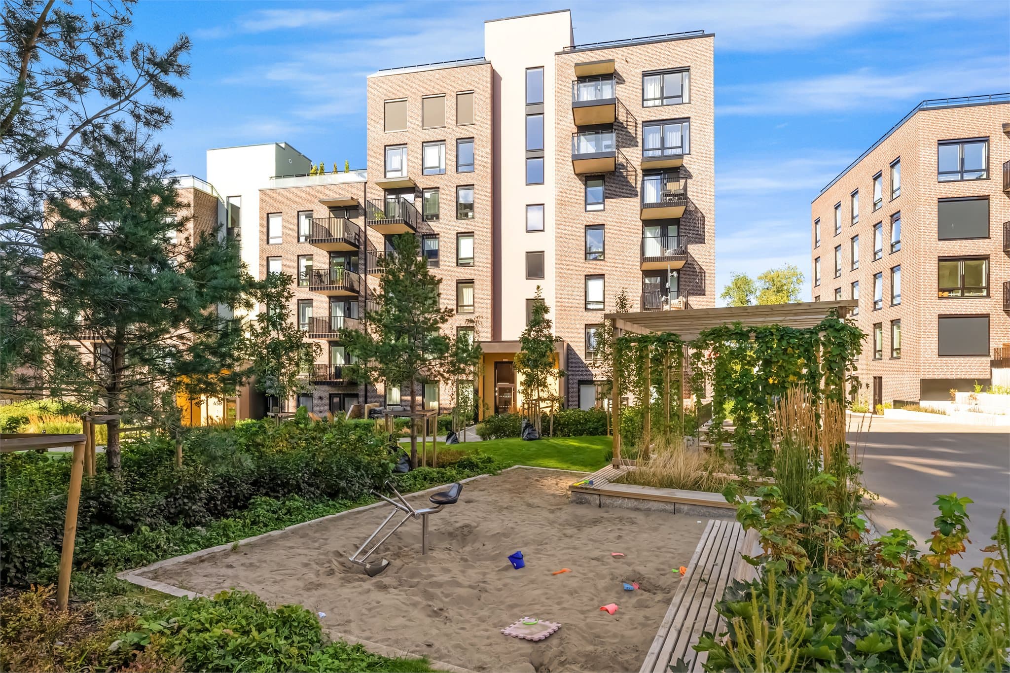 Fine, opparbeides fellesområder som kan benyttes av alle beboerene.