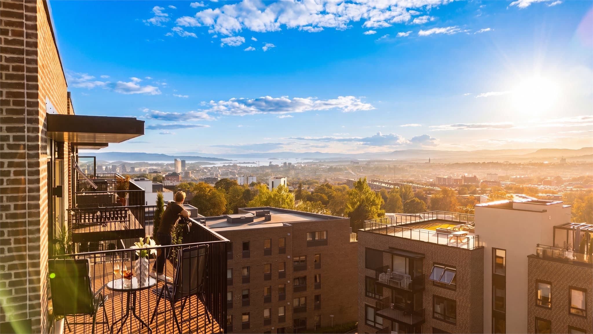 Kort fortalt: Rålekker 4-R utsiktsleilighet med FANTASTISK utsikt utover Oslo og helt ned til Sjøen. Dette bildet er KI-redigert.