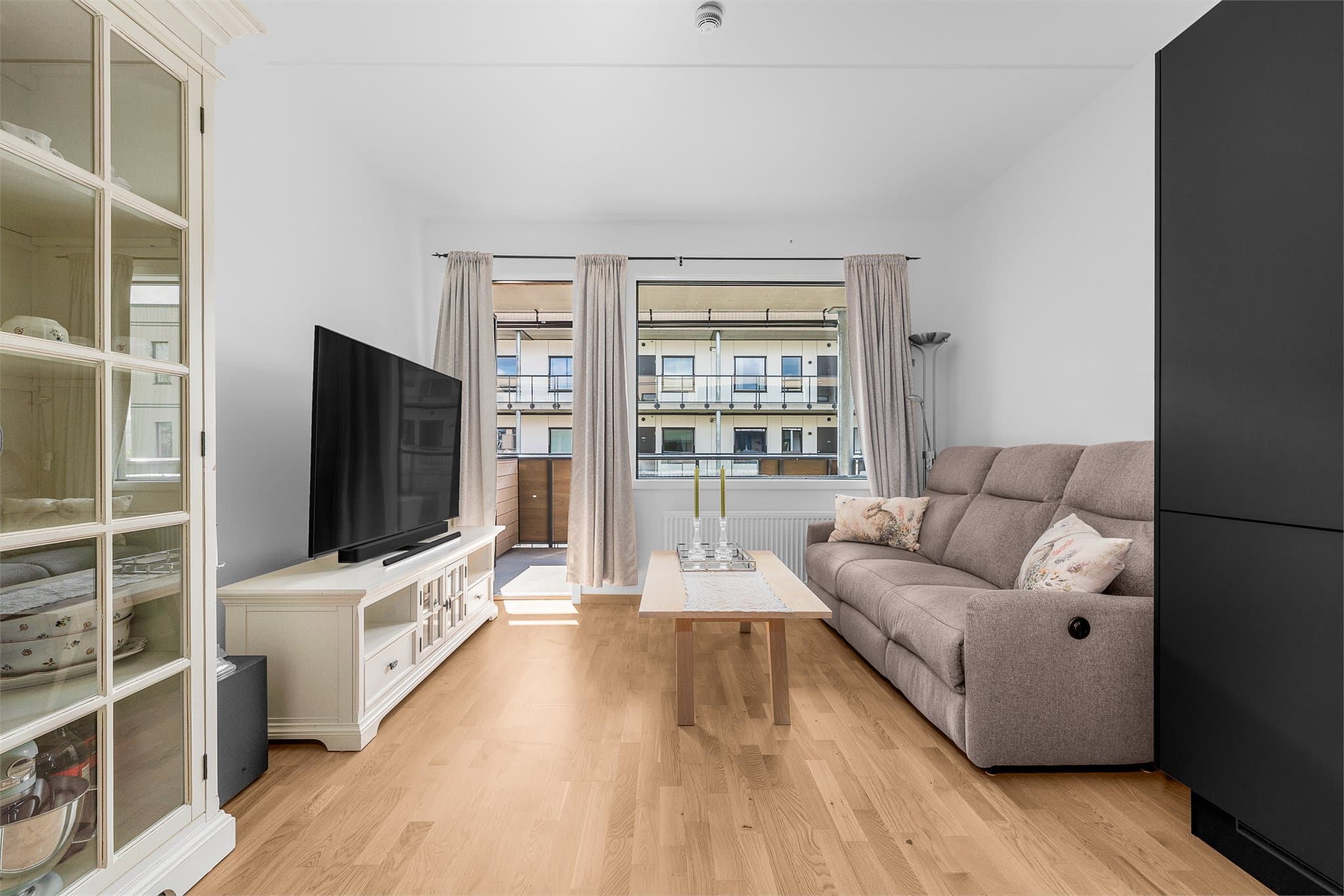 Leiligheten er gjennomgående og har en meget god planløsning med romslig entré/gang, to gode soverom, moderne og flislagt baderom og en stor stue med kjøkkenet i åpen løsning.