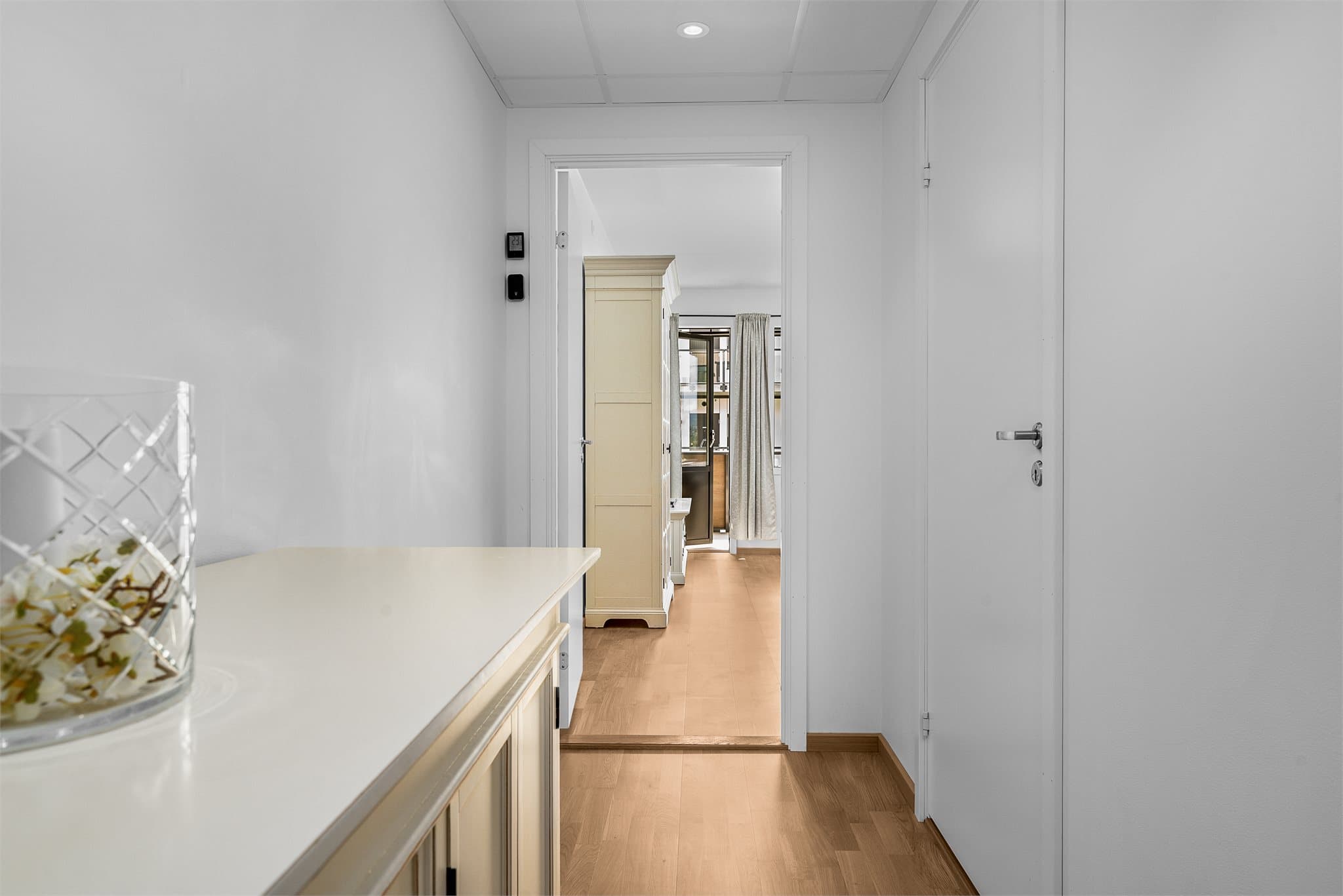 Veggene er lysmalte, og downlights i taket sørger for god belysning.