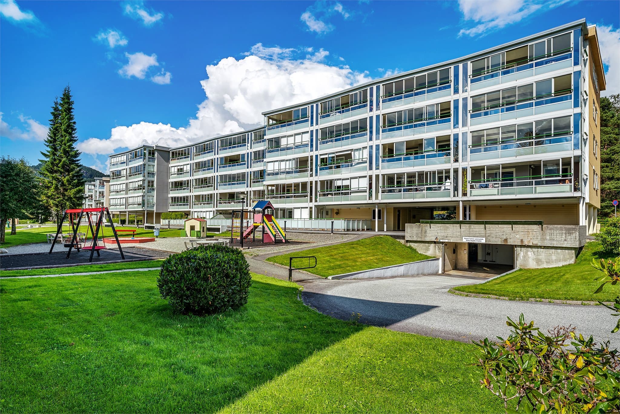 I borettslaget er det flere velholdte grøntarealer på fellestomt