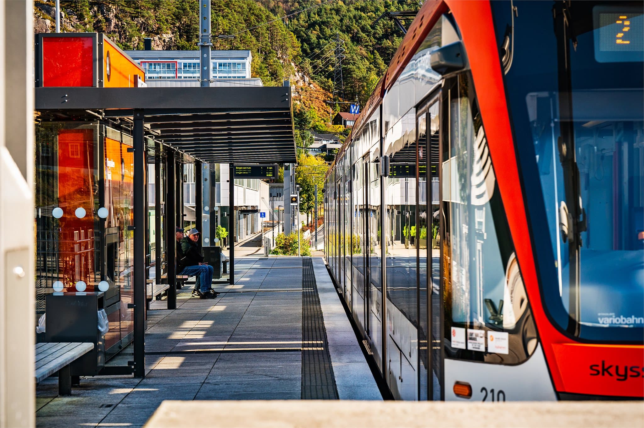 Med bybanen er det veldig kort og lett reisevei fra Oasen direkte til Haukeland og Haraldsplass sykehus, samt videre til Bergen sentrum. Det går også hyppige avganger av busser på den nye Fyllingsdalen Terminal mot sentrum, Flesland m.m