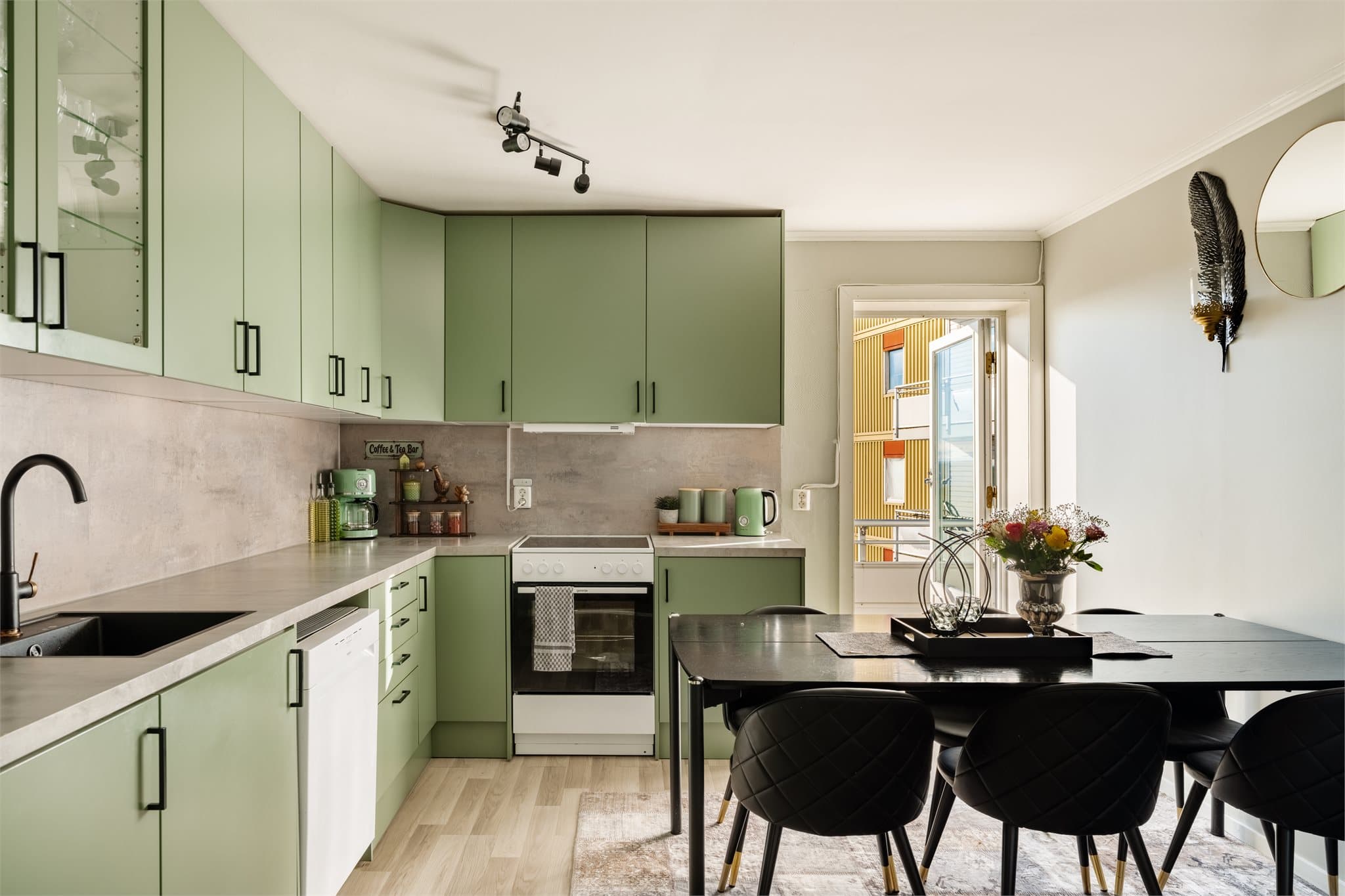 Fra kjøkkenet er det direkte utgang til en ekstra balkong på 5 m².