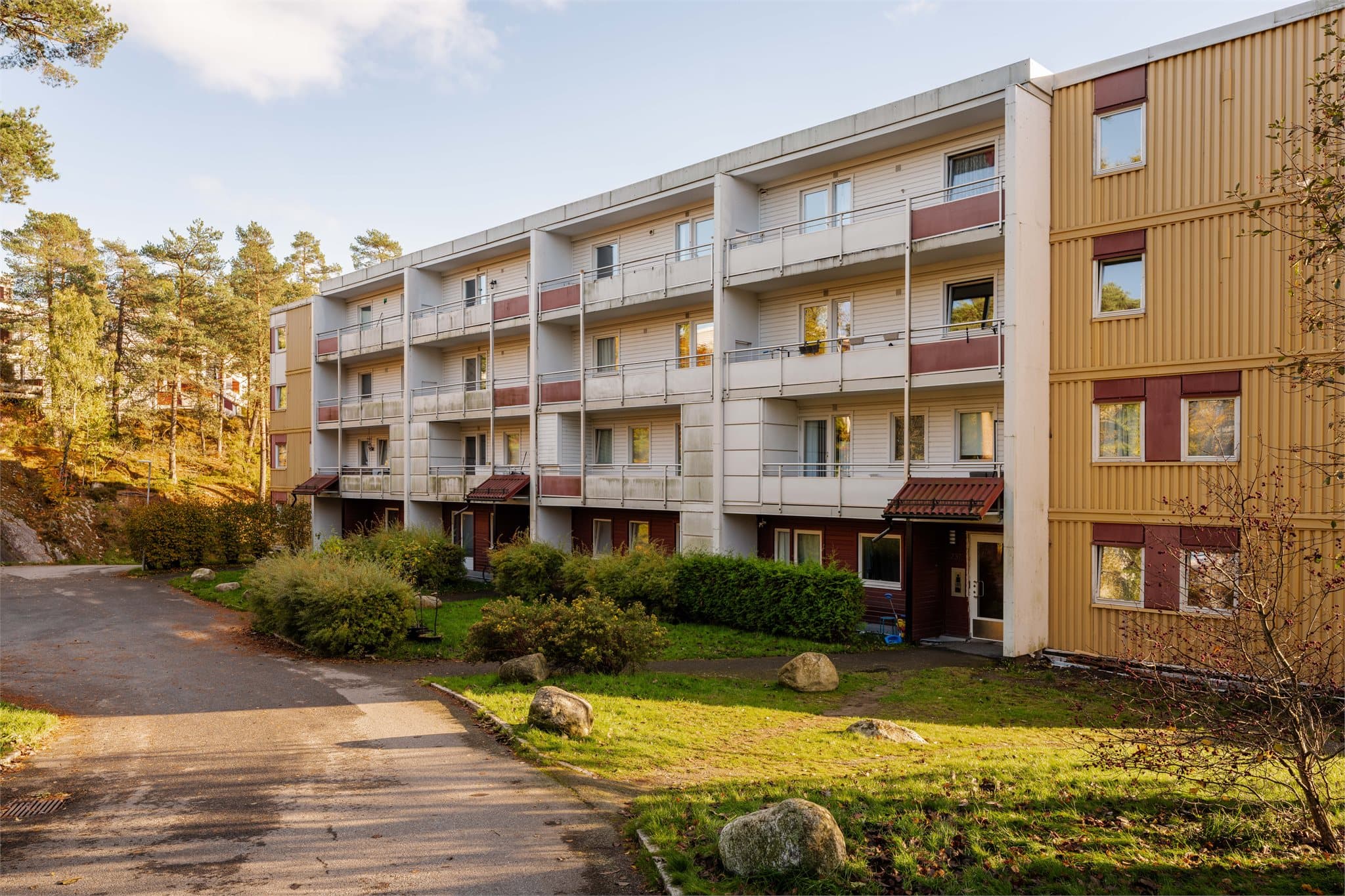 Boligen ligger flott til i barnevennlige og naturskjønne omgivelser.