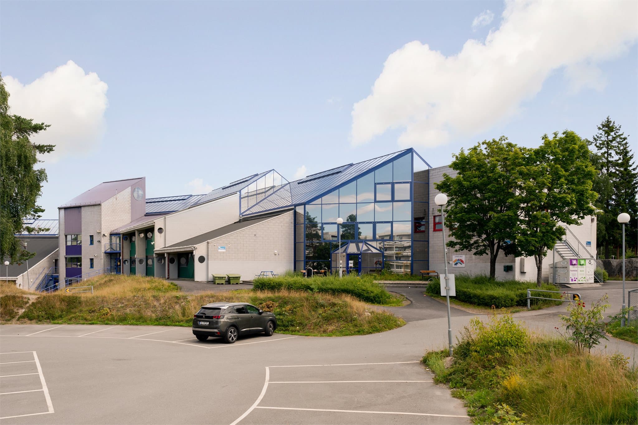 Lofsrud skole er 7 minutters gange fra leiligheten.